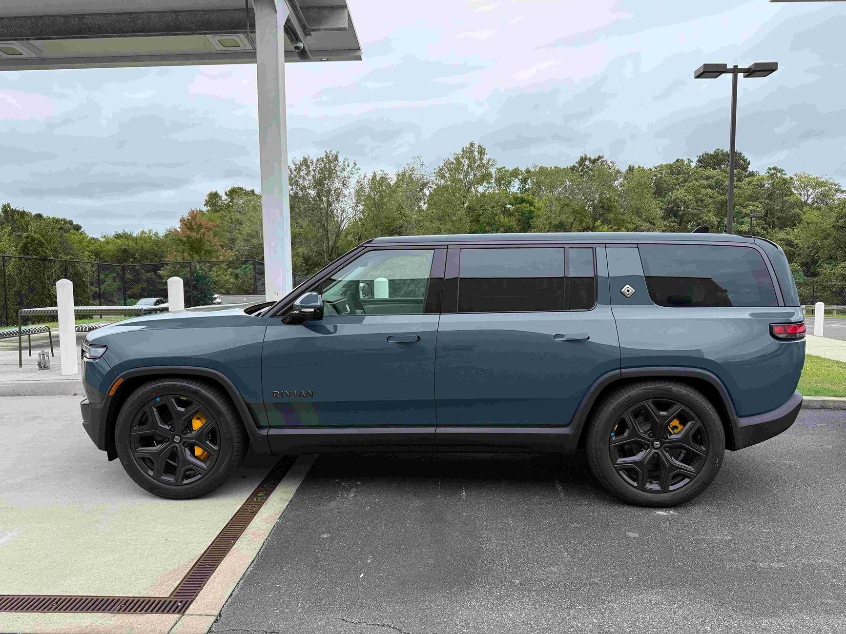Rivian R1T R1S 2025 R1S Tri-Max Delivery, Storm Blue, Ocean Coast 123_1