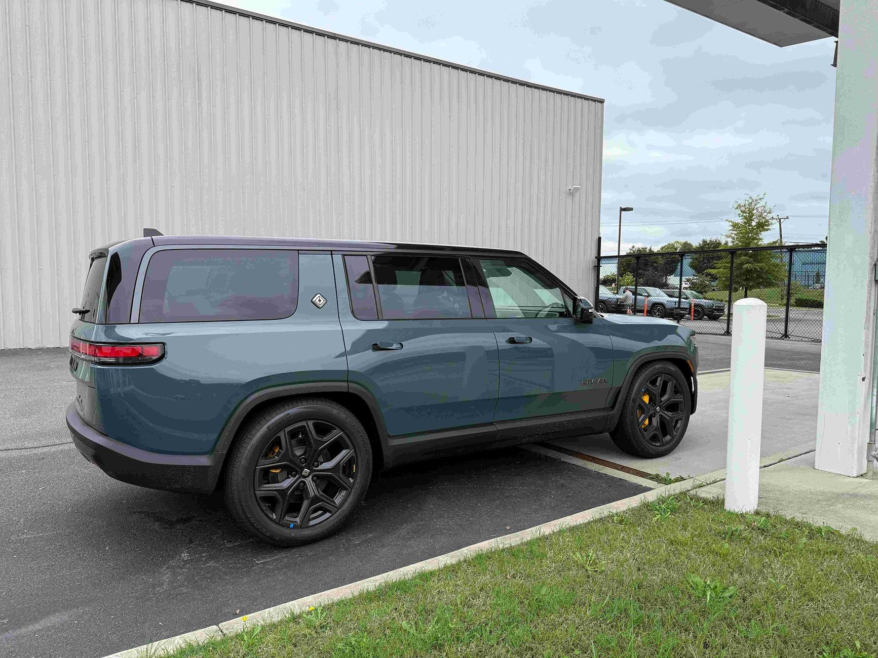 Rivian R1T R1S 2025 R1S Tri-Max Delivery, Storm Blue, Ocean Coast 123_1