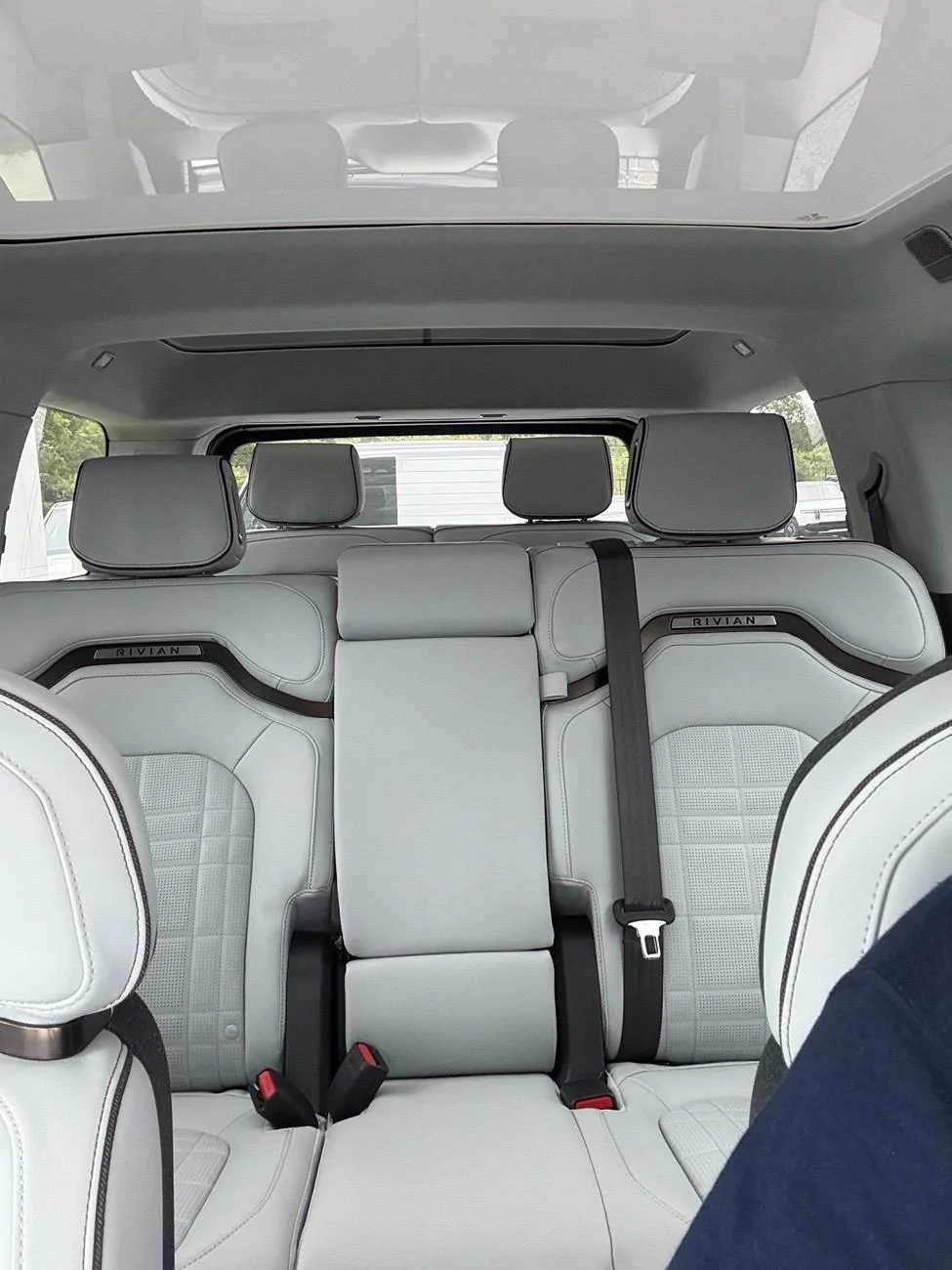 Rivian R1T R1S 2025 R1S Tri-Max Delivery, Storm Blue, Ocean Coast 072dc00a-fe1a-4da1-ade5-c1f0cfcde539