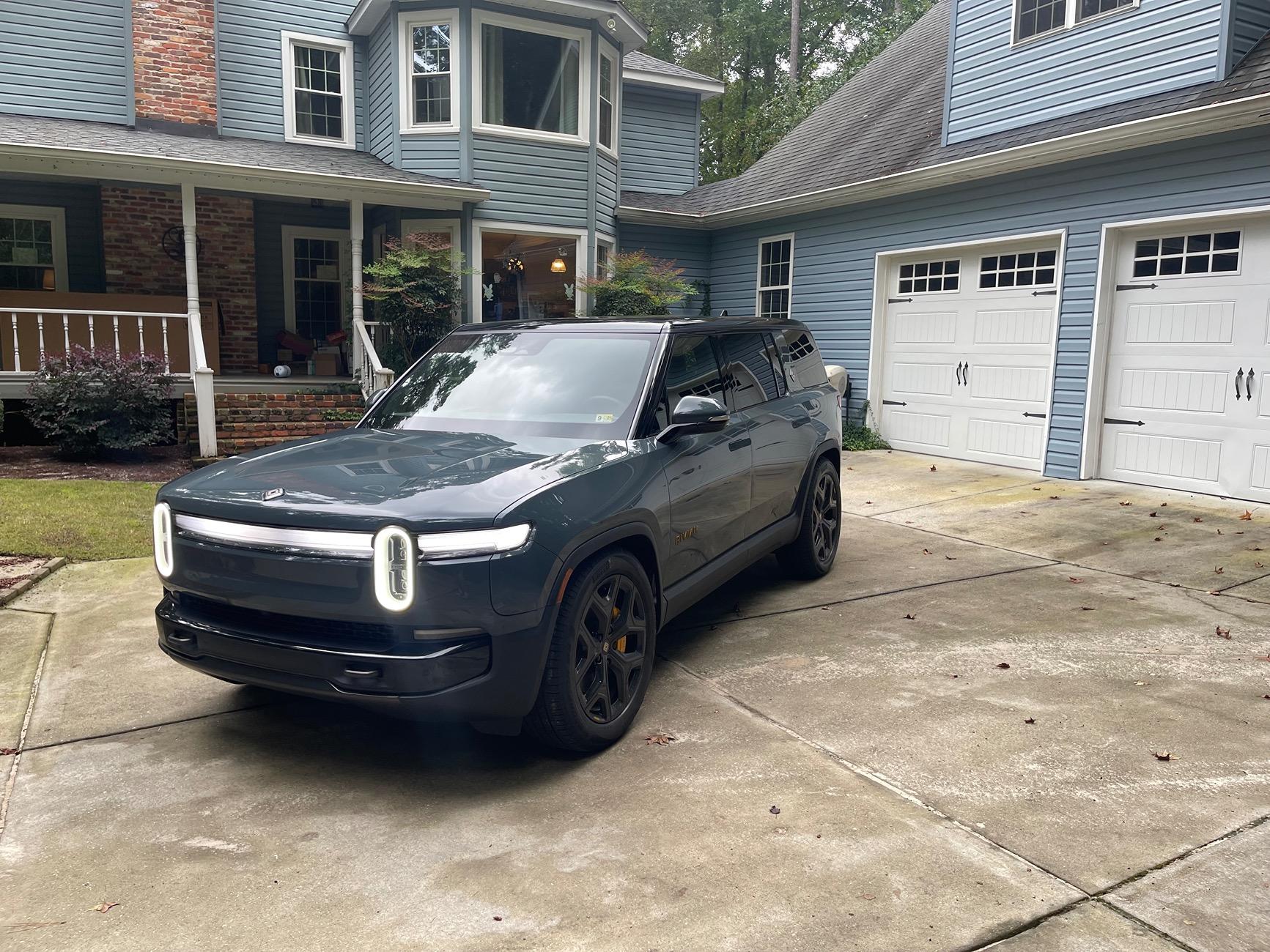 Rivian R1T R1S 2025 R1S Tri-Max Delivery, Storm Blue, Ocean Coast IMG_6120