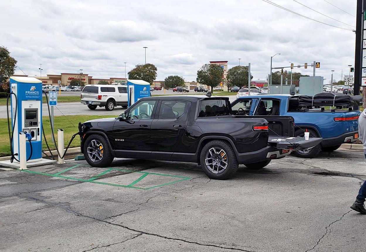 Rivian R1T R1S MIDNIGHT (Black) Rivian Photos Midnight Black R1T Rivian