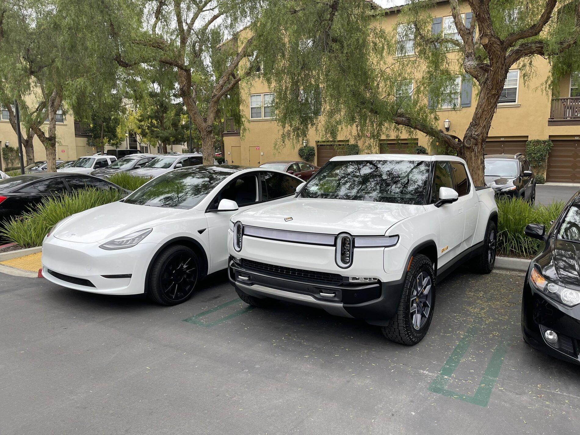 Rivian R1T R1S GLACIER WHITE R1T  Photos FDd70UNVgAkpupn