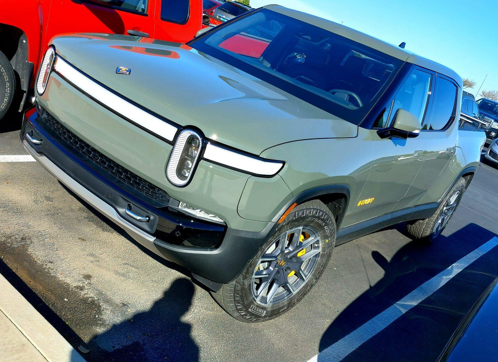 Rivian R1T R1S LAUNCH GREEN R1T Photos R1T Rivian Launch Green 