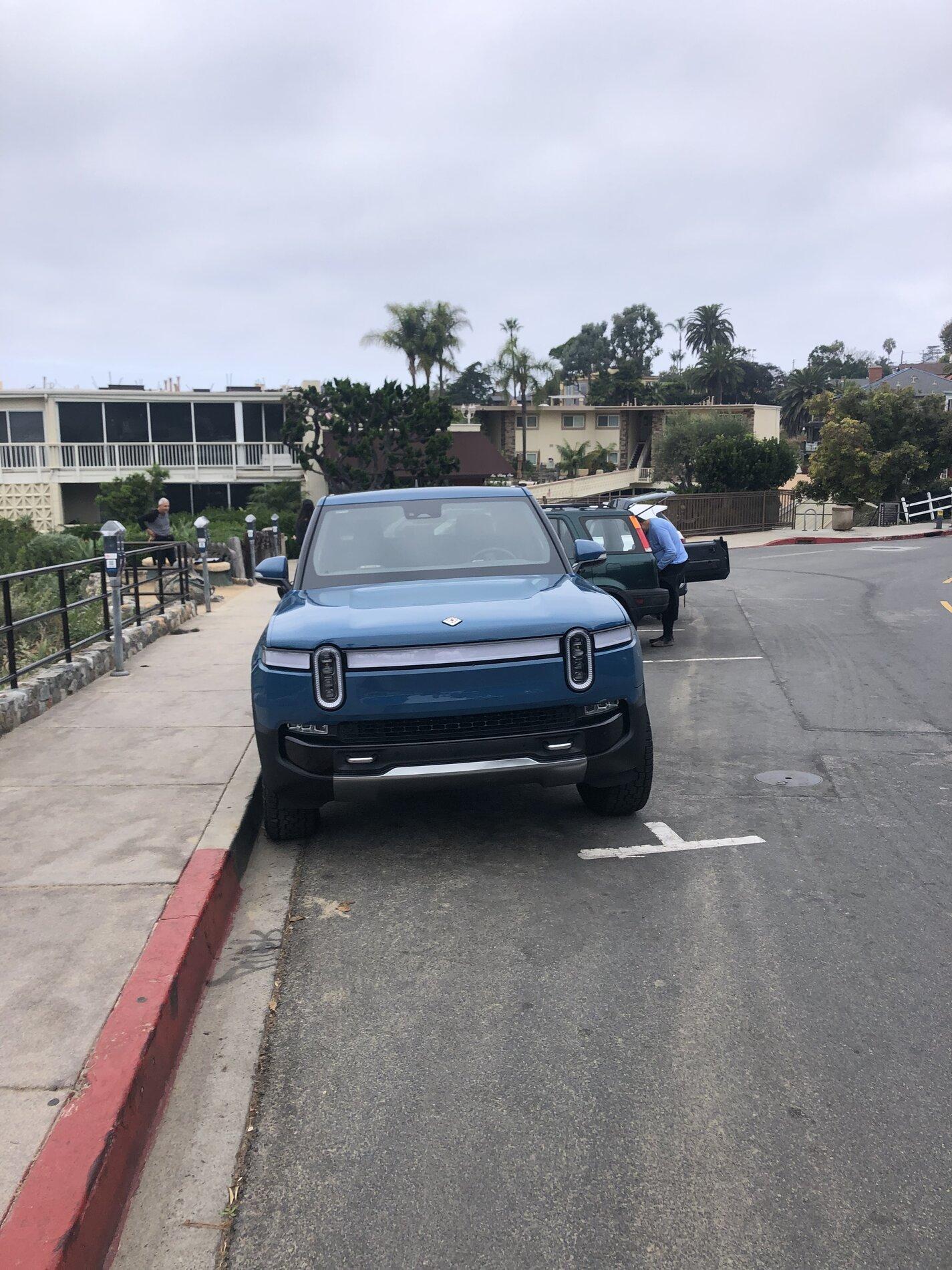 Rivian R1T R1S RIVIAN BLUE Rivian Photos A7A14A7F-881A-40DF-83E2-8EEC419F720E