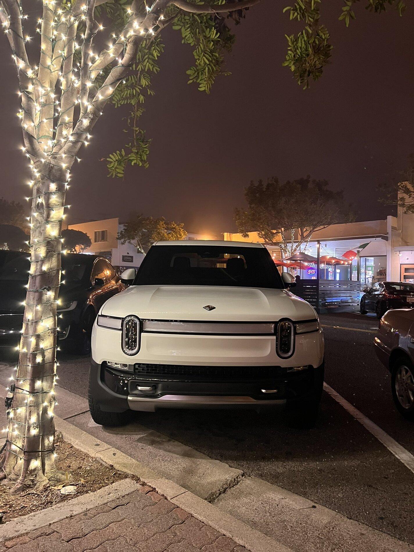 Rivian R1T R1S GLACIER WHITE R1T  Photos FDZgITjVIAsb-DZ