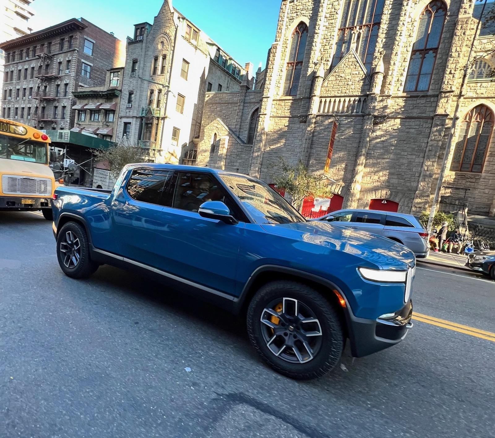 Rivian R1T R1S RIVIAN BLUE Rivian Photos IMG_0603