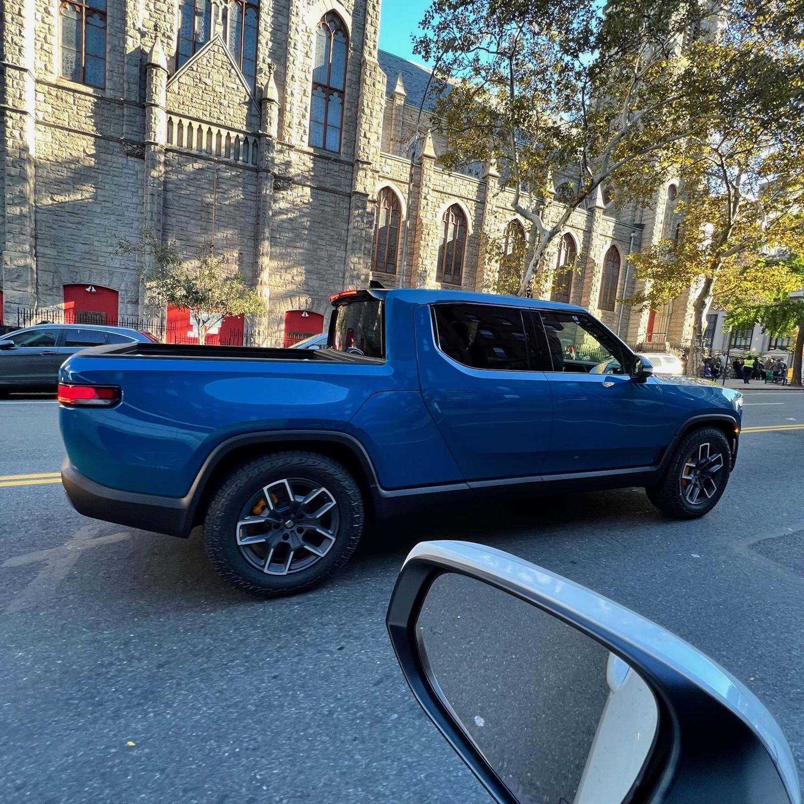 Rivian R1T R1S RIVIAN BLUE Rivian Photos IMG_0601