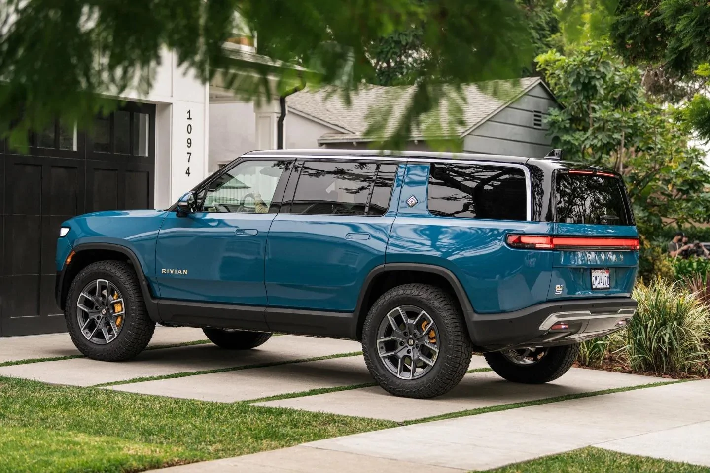 Rivian R1T R1S RIVIAN BLUE Rivian Photos BlueR1S-1