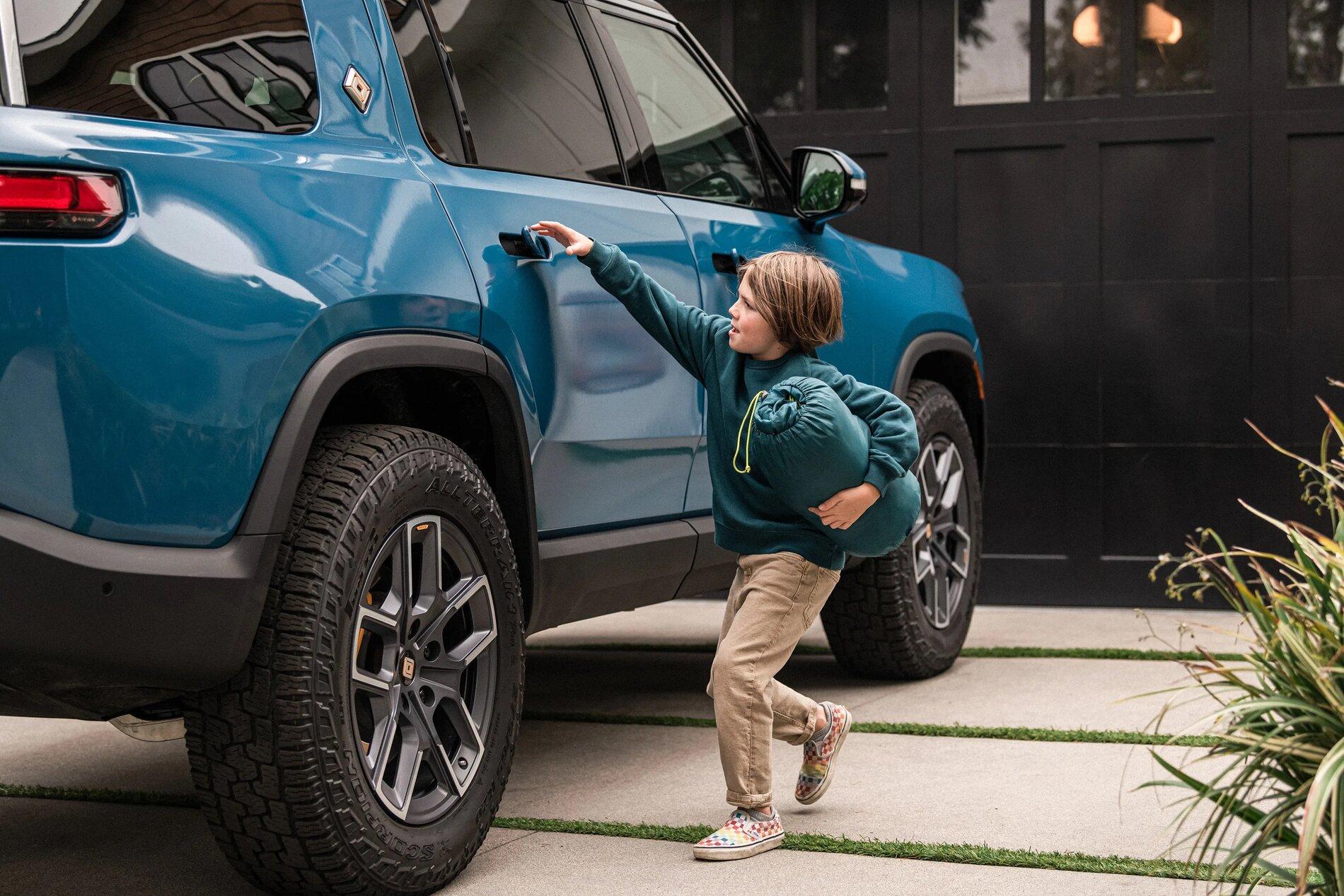 Rivian R1T R1S RIVIAN BLUE Rivian Photos BlueR1S-4