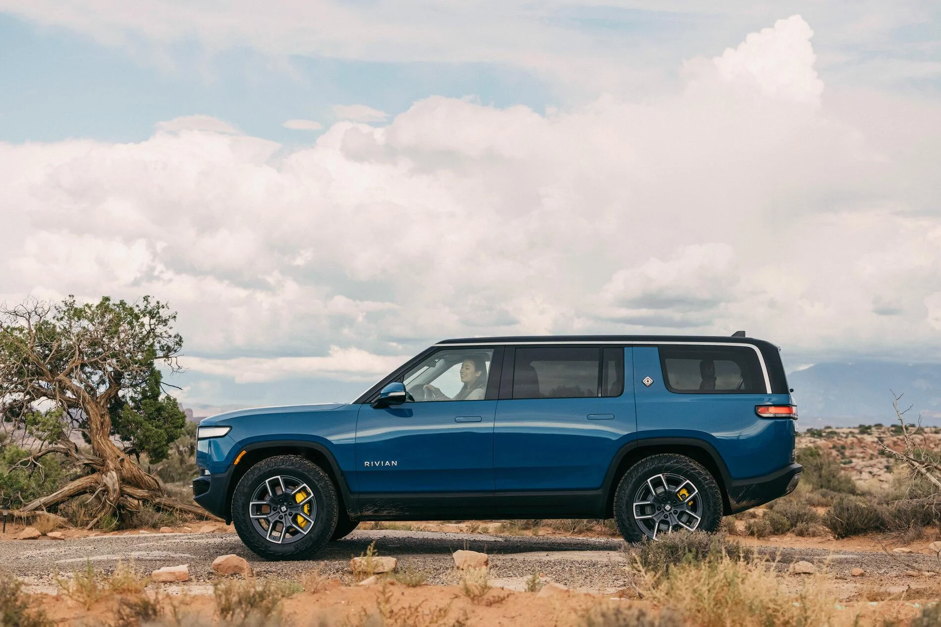 Rivian R1T R1S New Rivian.com Website Launched + Gear Shop! 2022-Rivian-R1S-03