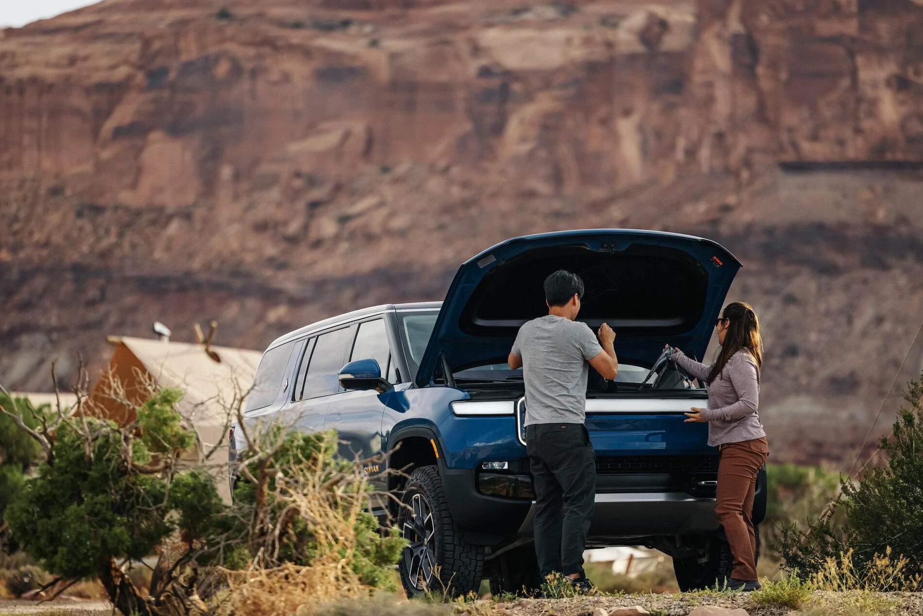 Rivian R1T R1S New Rivian.com Website Launched + Gear Shop! 2022-Rivian-R1S-09
