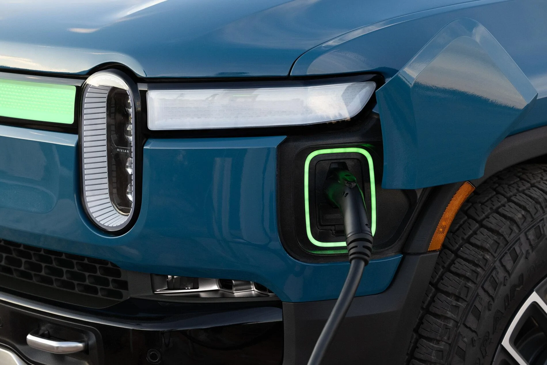 Rivian R1T R1S New Rivian.com Website Launched + Gear Shop! 2022-Rivian-R1S-10