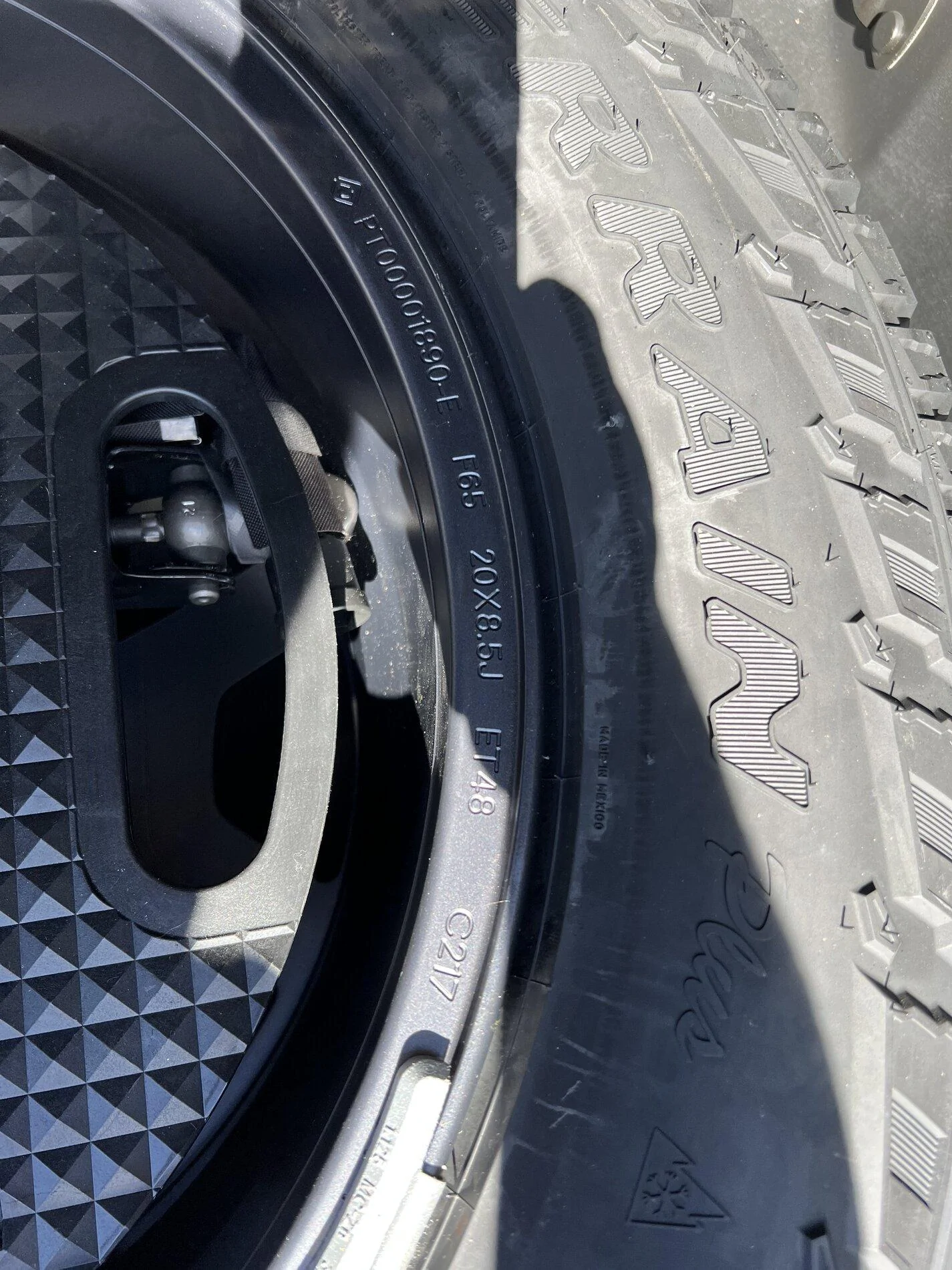 Rivian R1T R1S Wheel specs 2656DC80-B26B-4573-8A6D-CCCE829279B8
