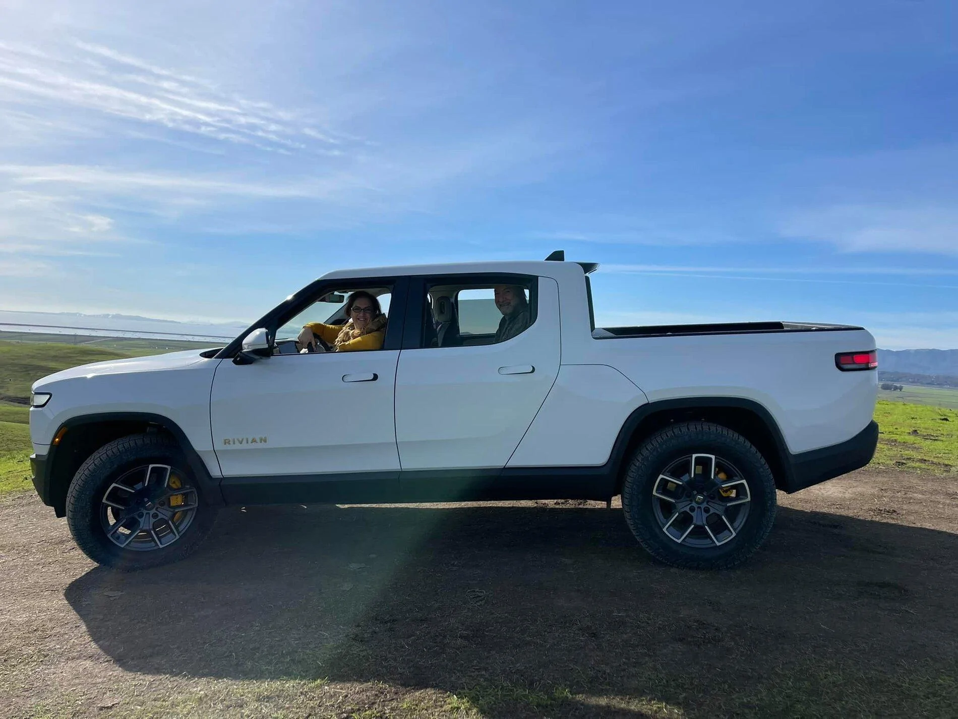 Rivian R1T R1S GLACIER WHITE R1T  Photos 254954793_10160354776761535_5014490662915347345_n