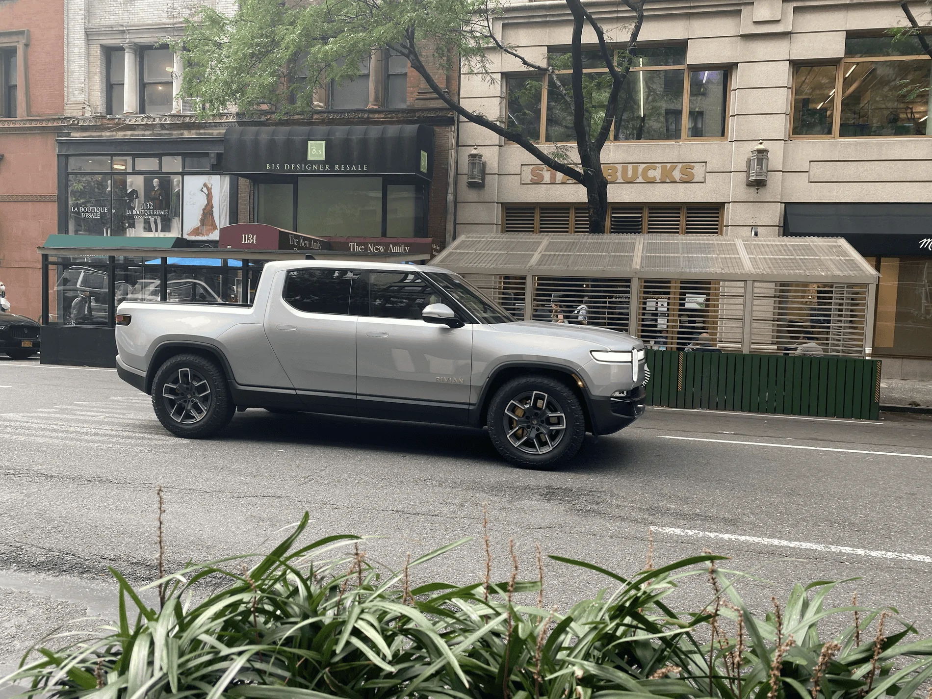 Rivian R1T R1S LA SILVER Rivian Photos tempImageyEoe8W