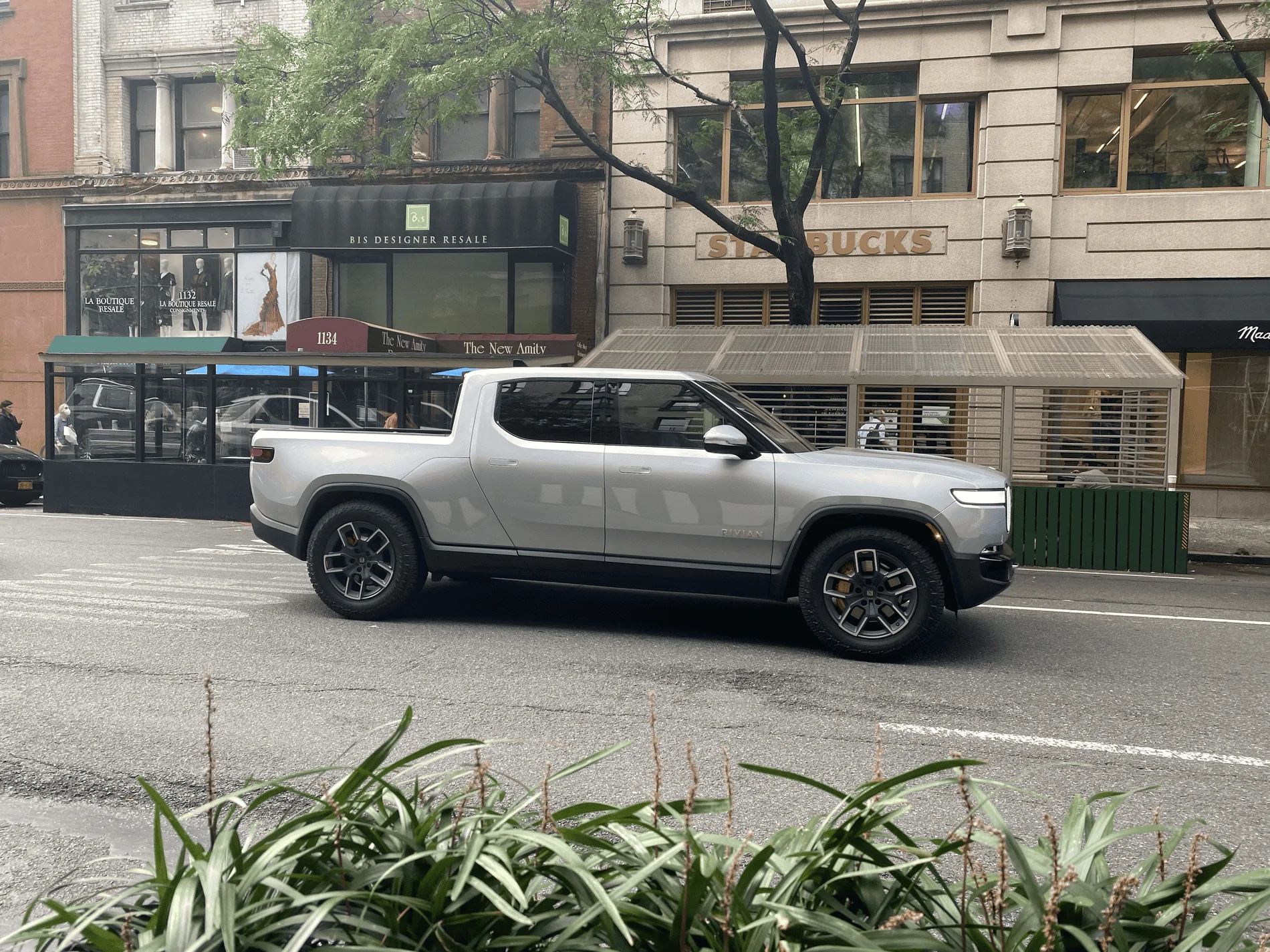 Rivian R1T R1S LA SILVER Rivian Photos tempImage5F2Ptu