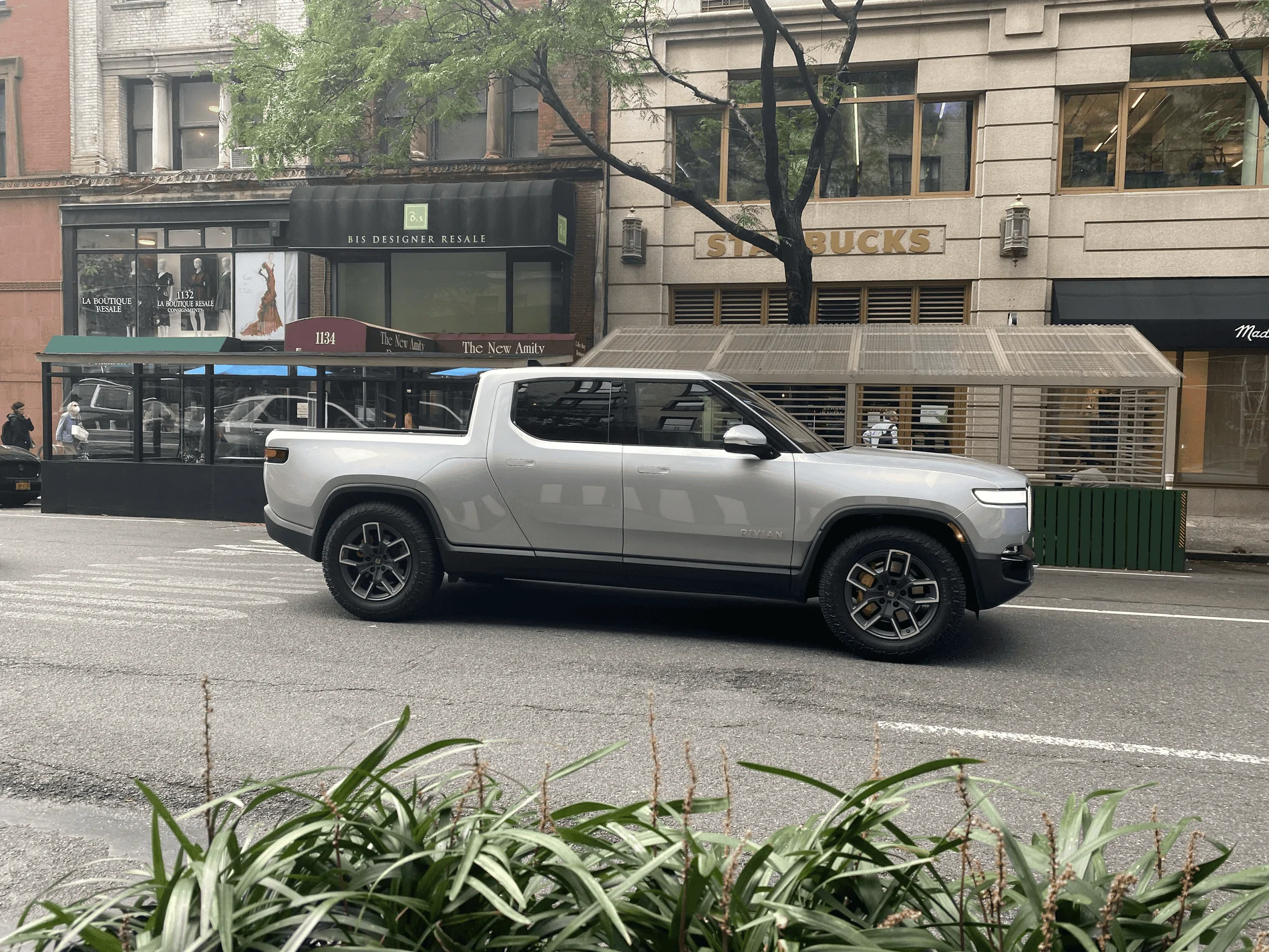 Rivian R1T R1S LA SILVER Rivian Photos tempImagea6kxva