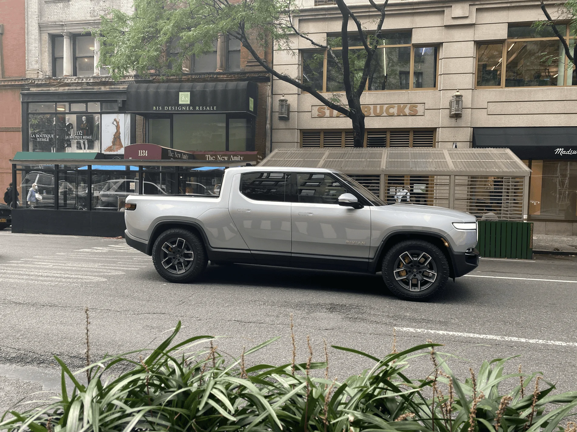 Rivian R1T R1S LA SILVER Rivian Photos tempImageRYSSCK