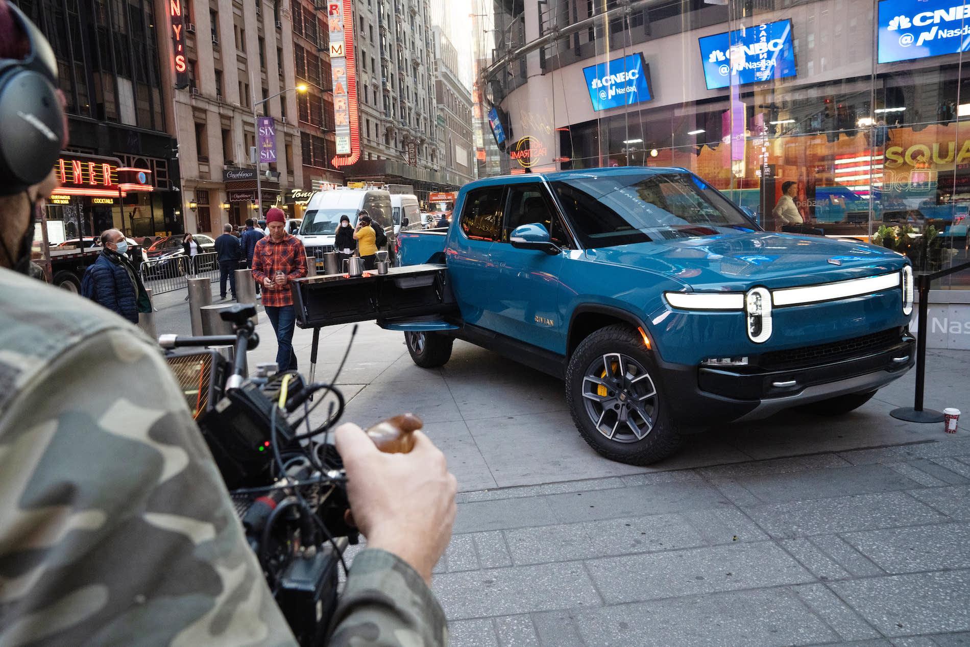 Rivian R1T R1S IPO Day Recap: Rivian briefly tops $100 billion market value, then eases in IPO debut 106973322-1636551478694-gettyimages-1236476761-RIVIAN-IPO