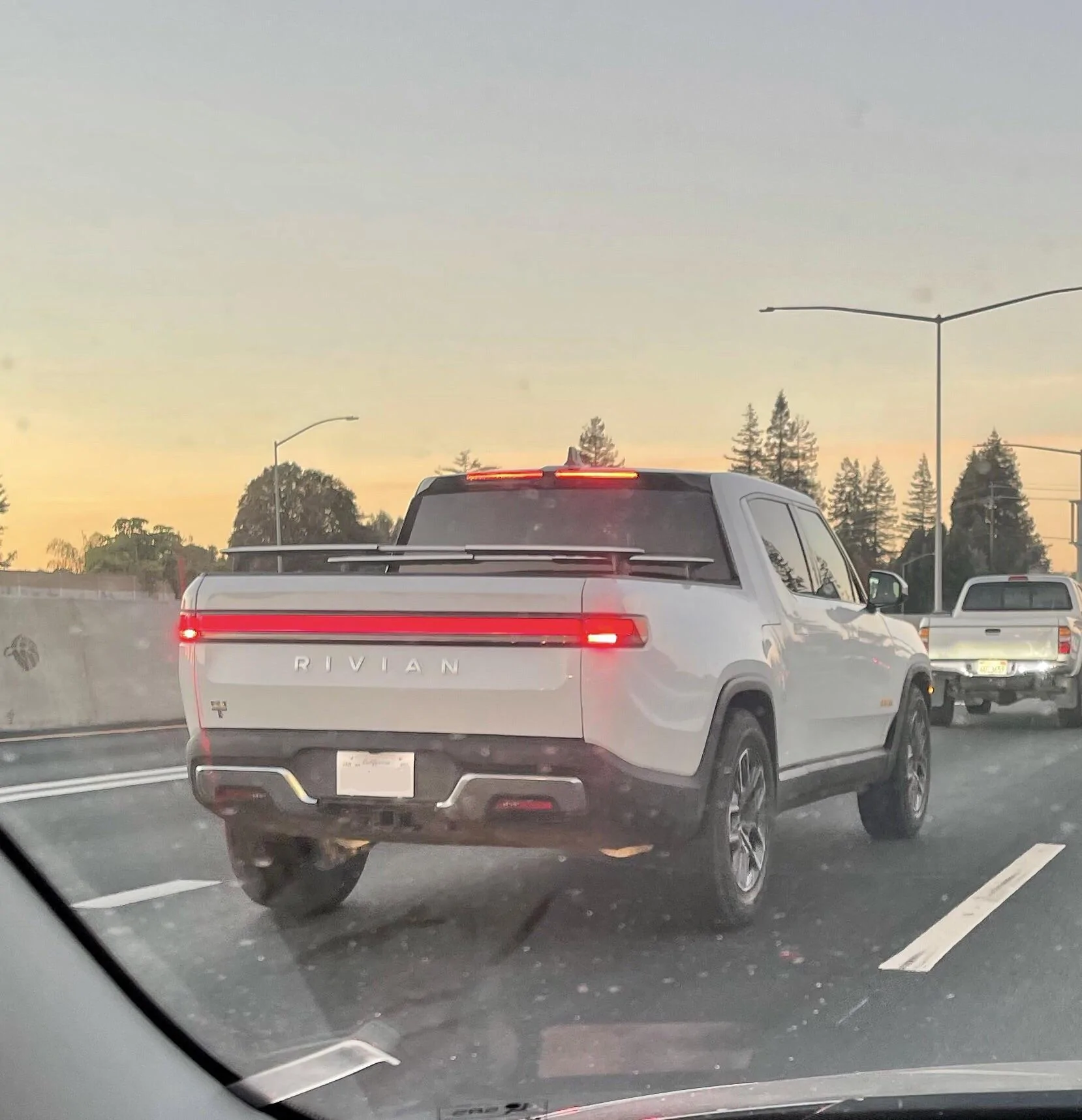 Rivian R1T R1S GLACIER WHITE R1T  Photos tt2waotte3z71
