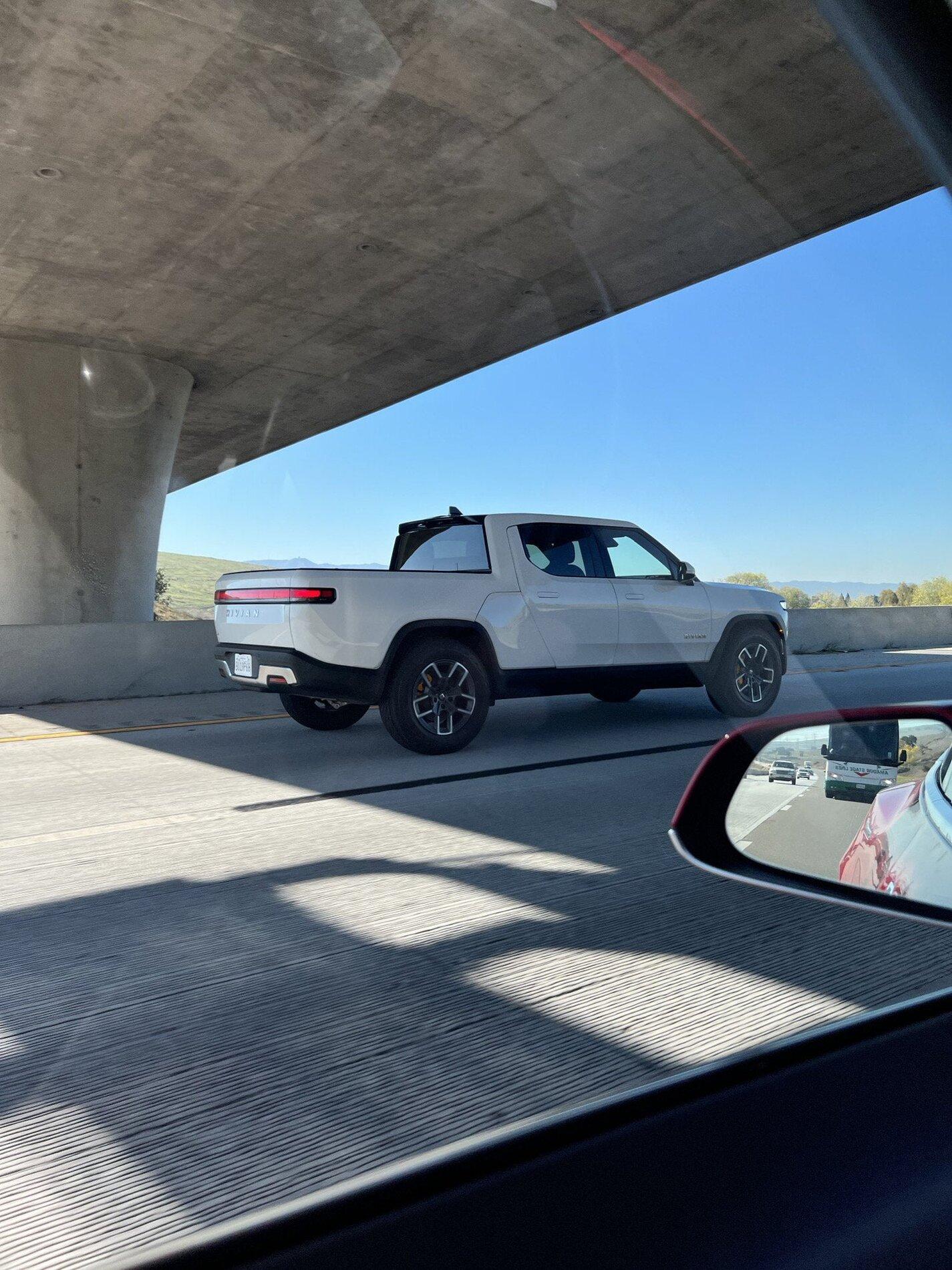 Rivian R1T R1S GLACIER WHITE R1T  Photos g9qV3liUqeIKJ8zV60ovi9E44QaGB_dzaFeGaGuF8MQ
