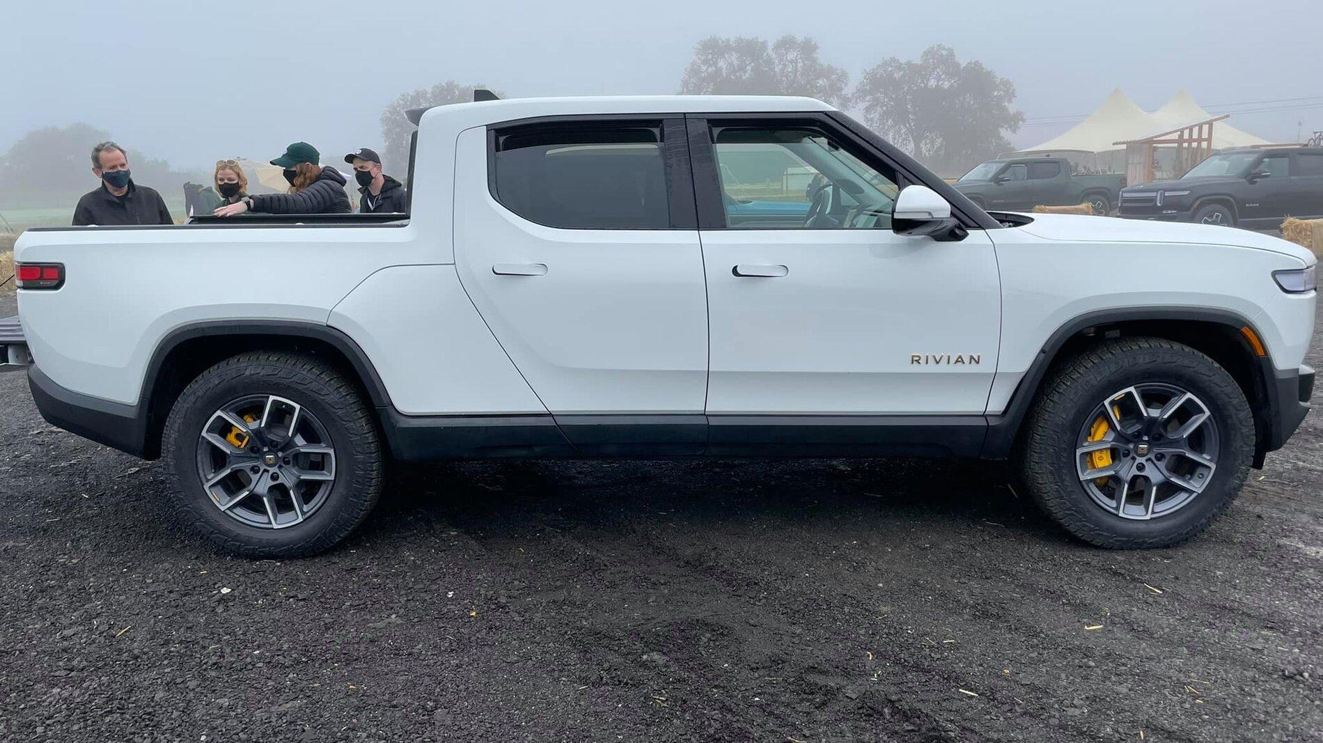 Rivian R1T R1S GLACIER WHITE R1T  Photos 255481810_10220322448119719_278111609415951577_n
