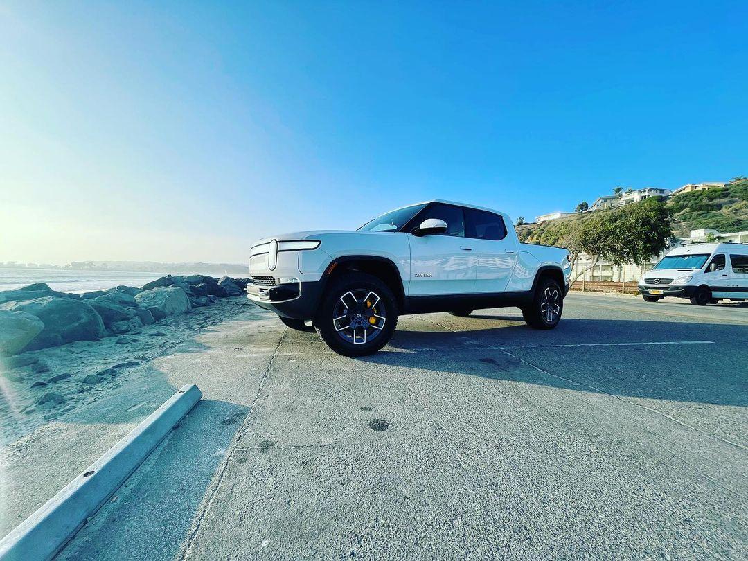 Rivian R1T R1S GLACIER WHITE R1T  Photos 253474312_3043921062533181_7846616806519195921_n