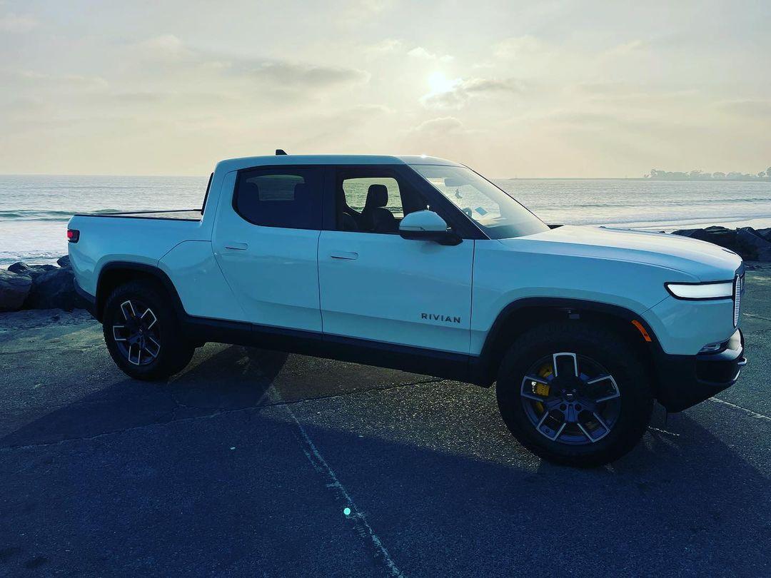 Rivian R1T R1S GLACIER WHITE R1T  Photos 255234127_386690359805446_3051313328683678922_n
