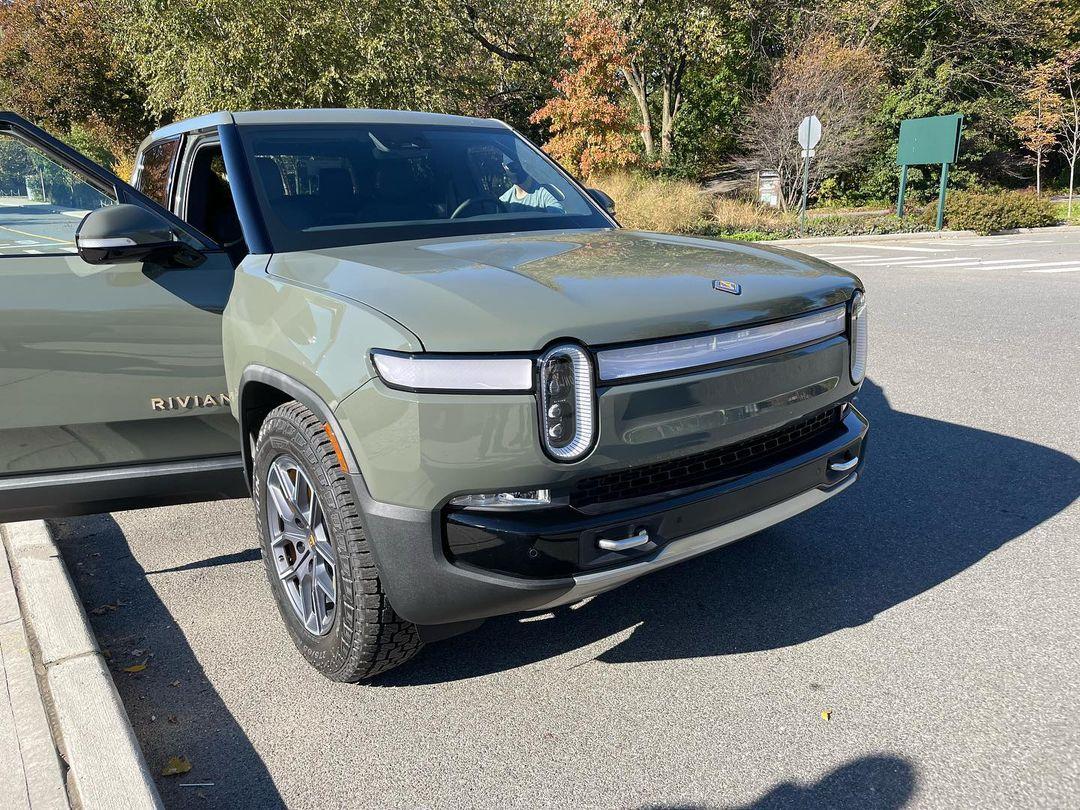 Rivian R1T R1S LAUNCH GREEN R1T Photos 254468357_223298413222277_7350698273435504461_n