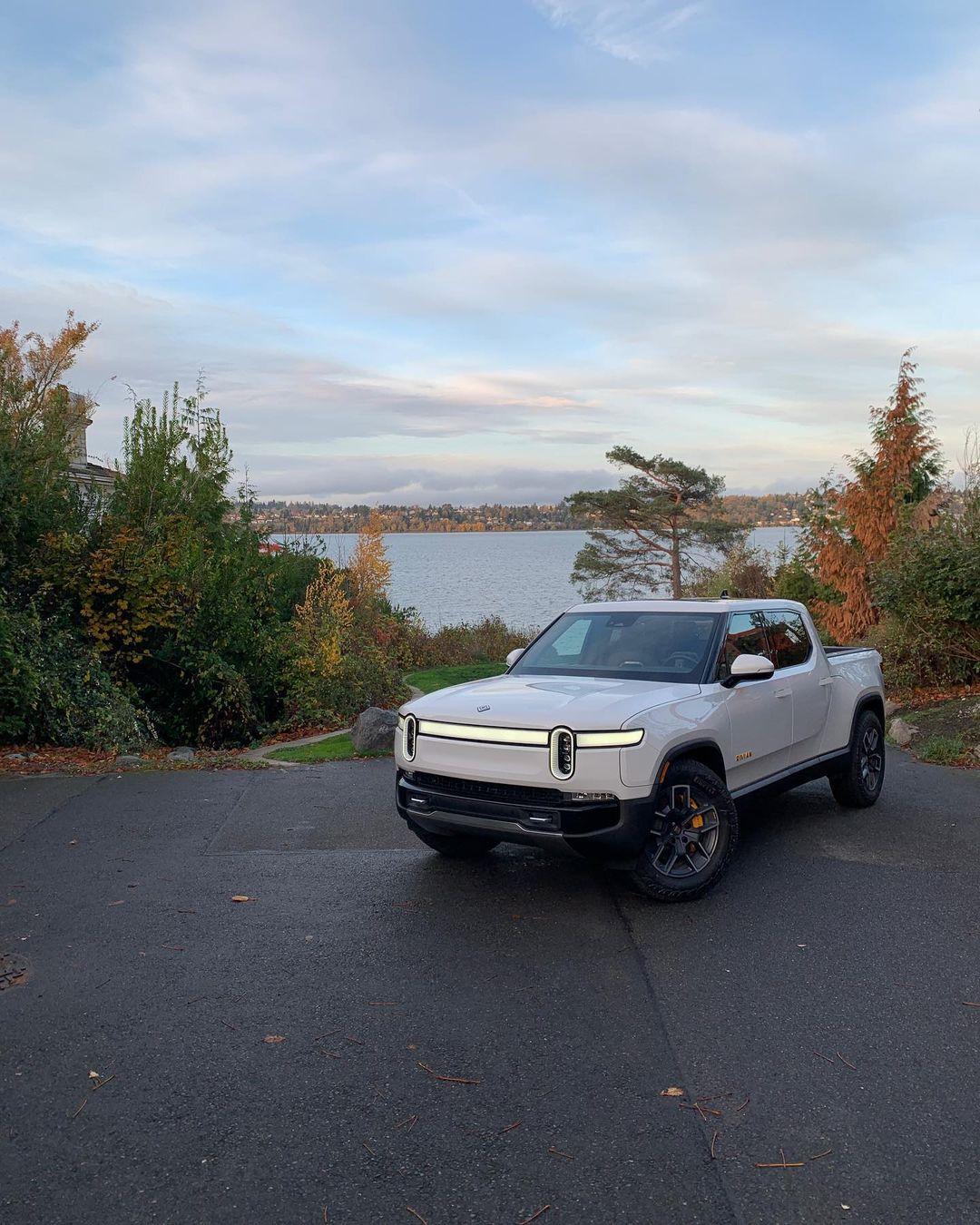 Rivian R1T R1S GLACIER WHITE R1T  Photos 255175707_970357497023742_8852115991970999055_n