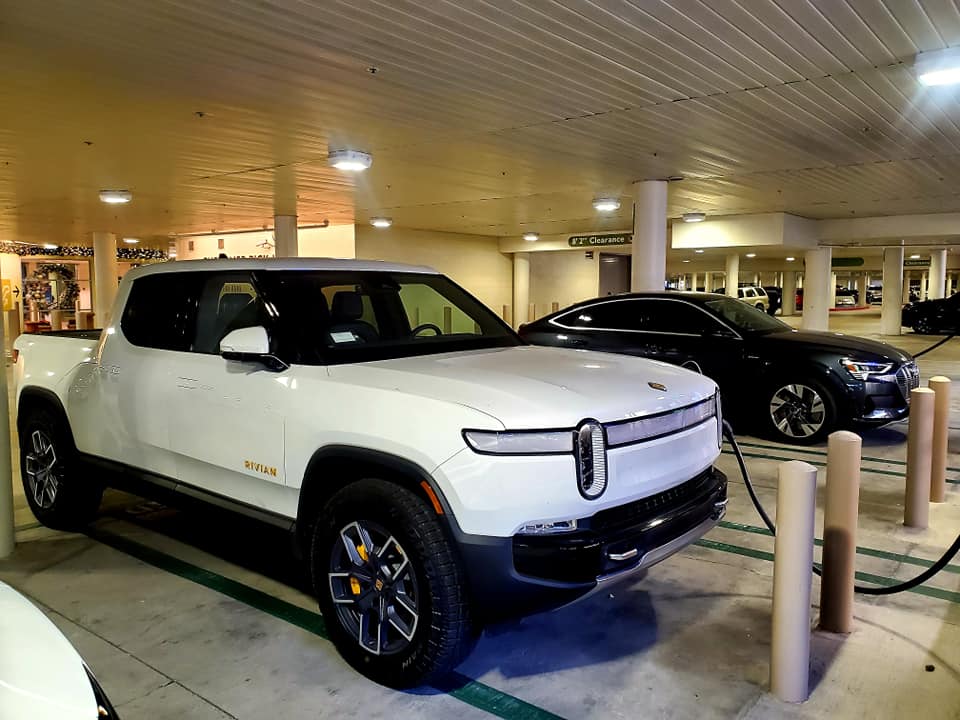 Rivian R1T R1S GLACIER WHITE R1T  Photos 257538331_5111949595484325_7726283978987608680_n