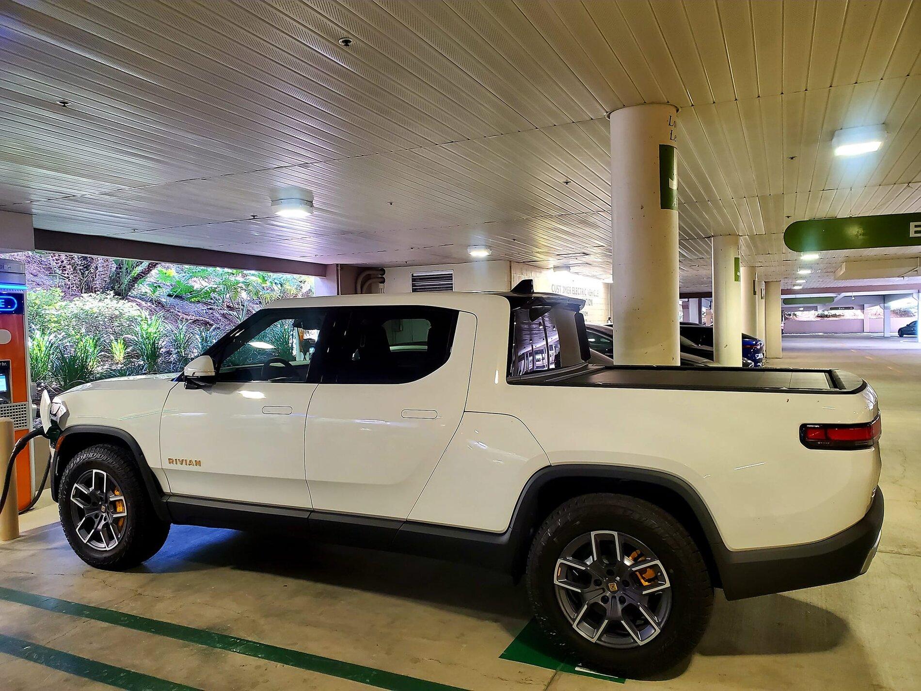 Rivian R1T R1S GLACIER WHITE R1T  Photos 255411736_5111951785484106_7648906361115999921_n