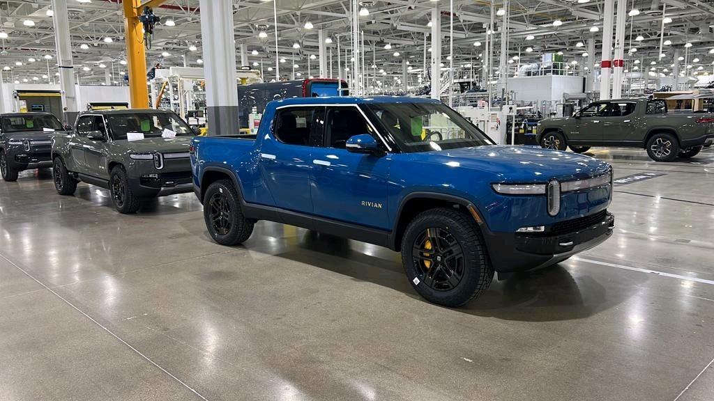 Rivian R1T R1S 20" Rivian Dark Wheels Roll Off the Line image_d341f5da-a11e-42f6-b410-a966f3c71bc320211114_163026
