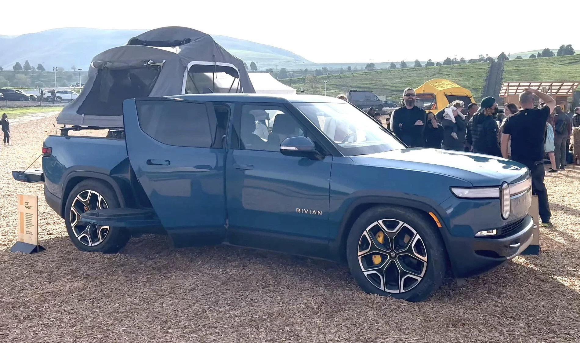 Rivian R1T R1S Factory 22" Wheels on R1T Rivian - finally a real life look Rivian 22%22 wheels on R1T R1S 2