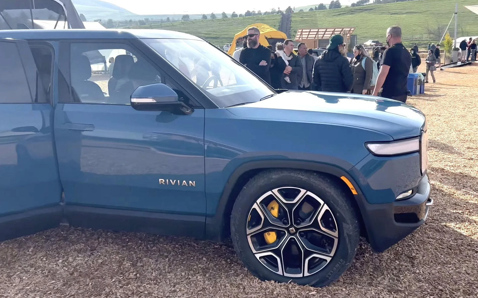 Rivian R1T R1S Factory 22" Wheels on R1T Rivian - finally a real life look Rivian 22%22 wheels on R1T R1S 3