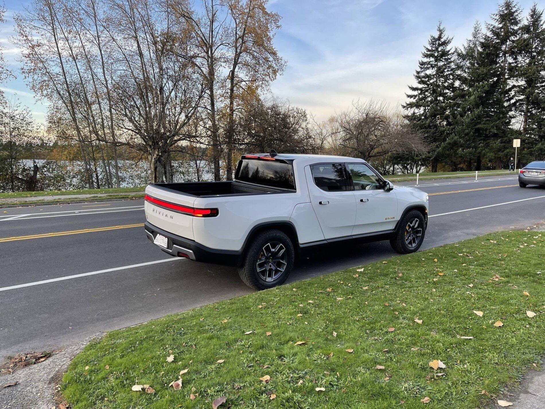 Rivian R1T R1S GLACIER WHITE R1T  Photos LyCfLjIPY3yMFK2ic3mFR-wmVXkdLexmrY-IcZR1ce8