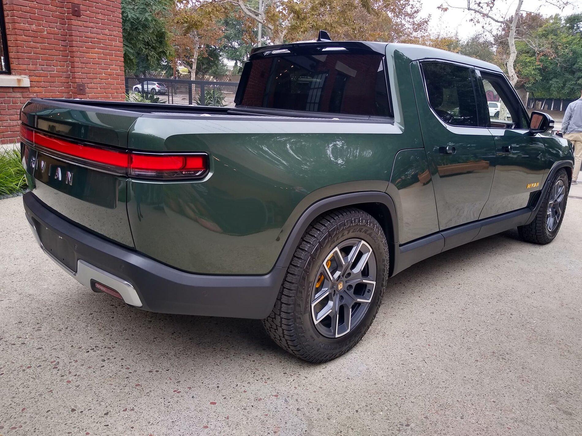 Rivian R1T R1S FOREST GREEN R1T Photos 259137627_3997858083649082_1231211527345625876_n