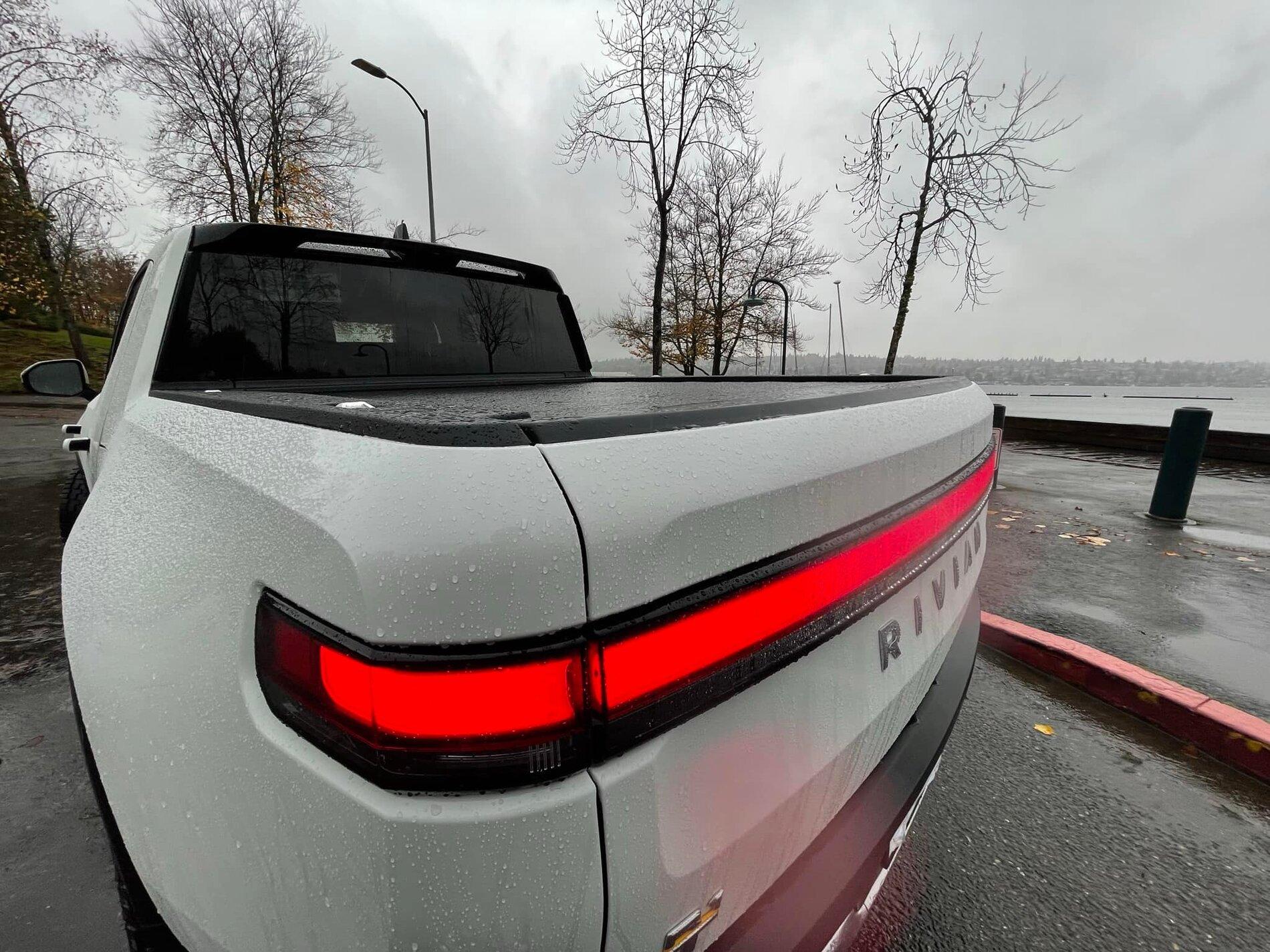 Rivian R1T R1S GLACIER WHITE R1T  Photos 260287194_105408578641613_460161516402185111_n
