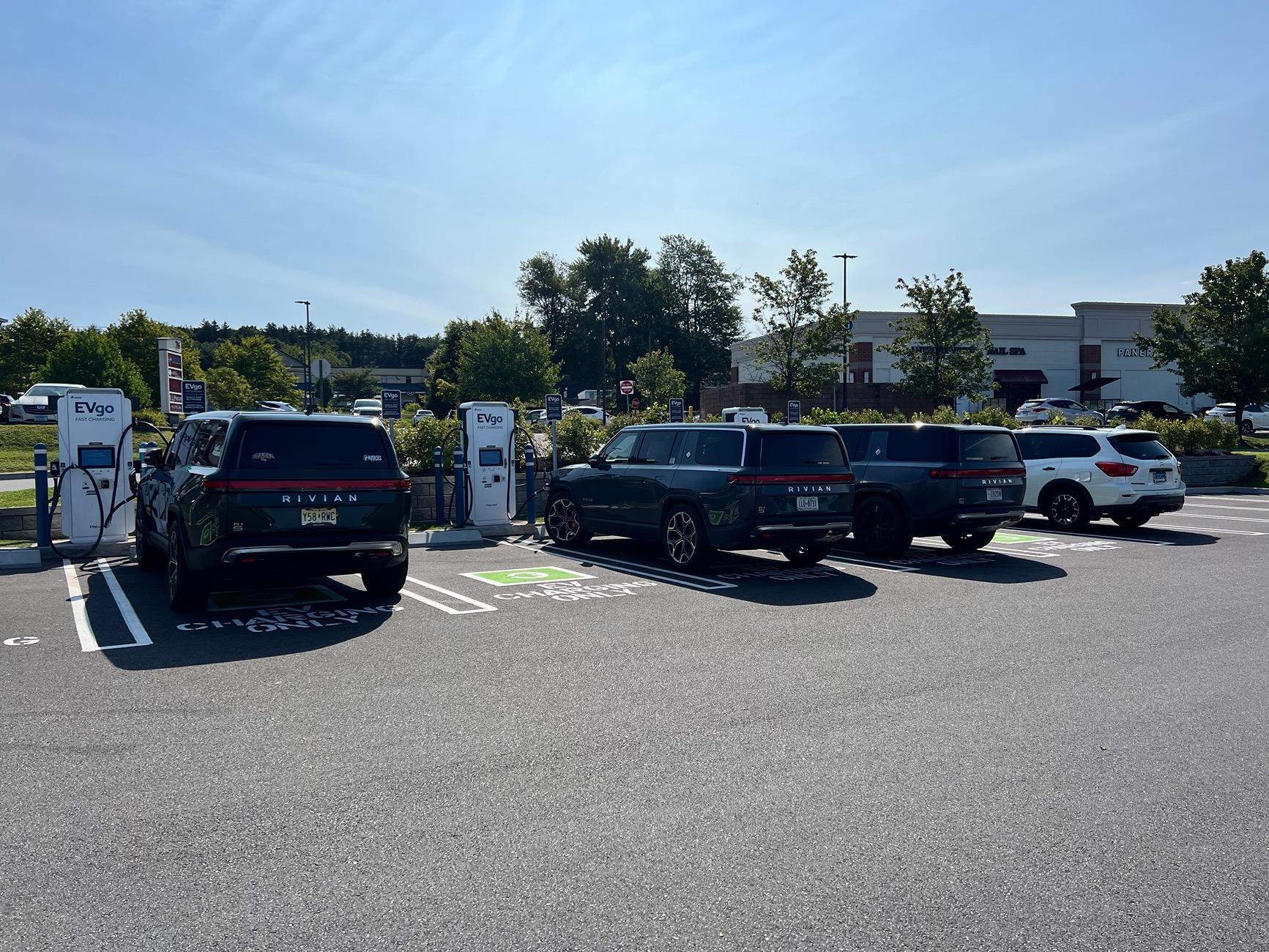 Rivian R1T R1S Rivians ... Rivians Everywhere IMG_2394