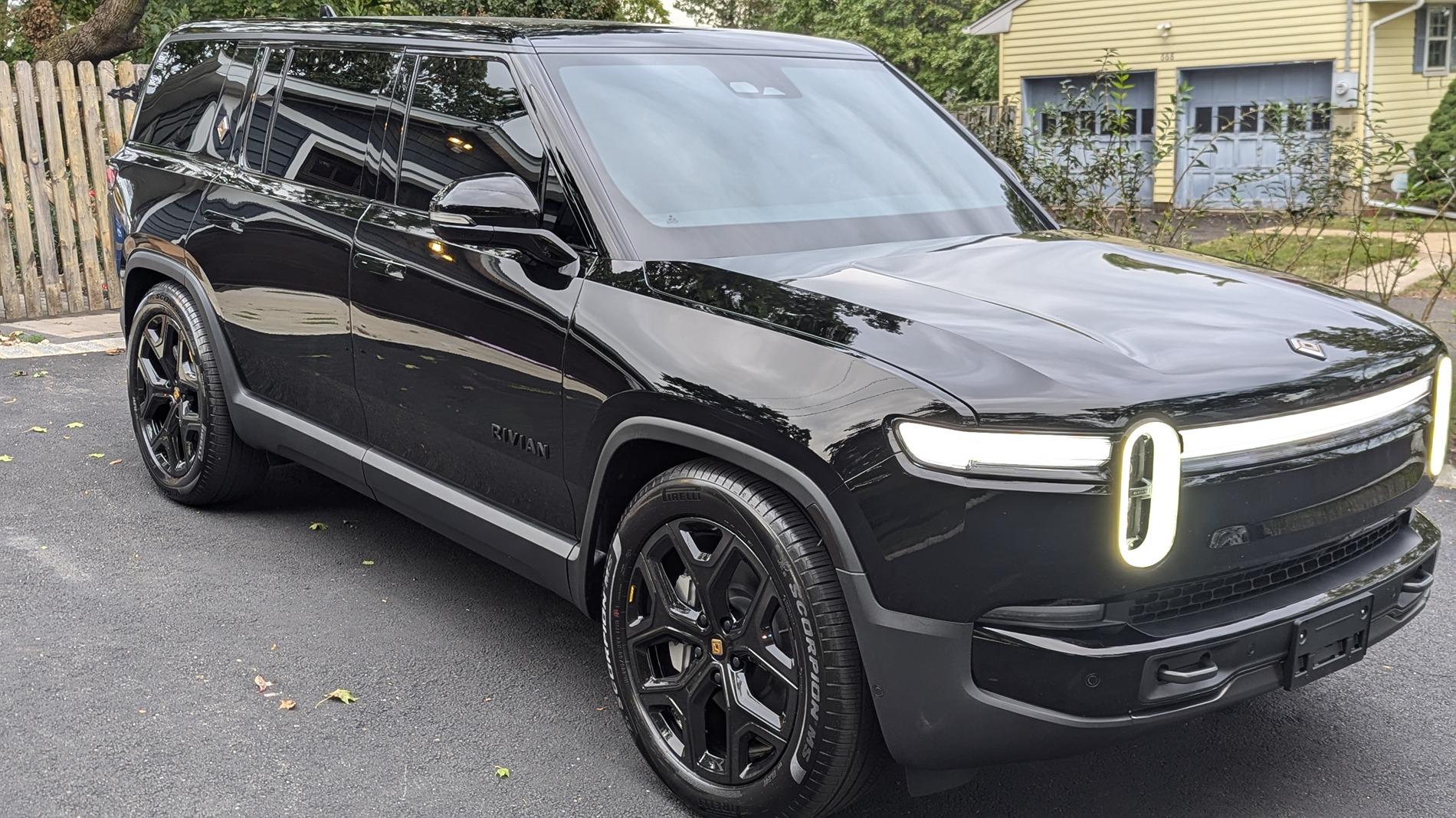 Rivian R1T R1S MIDNIGHT (Black) Rivian Photos PXL_20240930_210826755.PORTRAIT.ORIGINAL