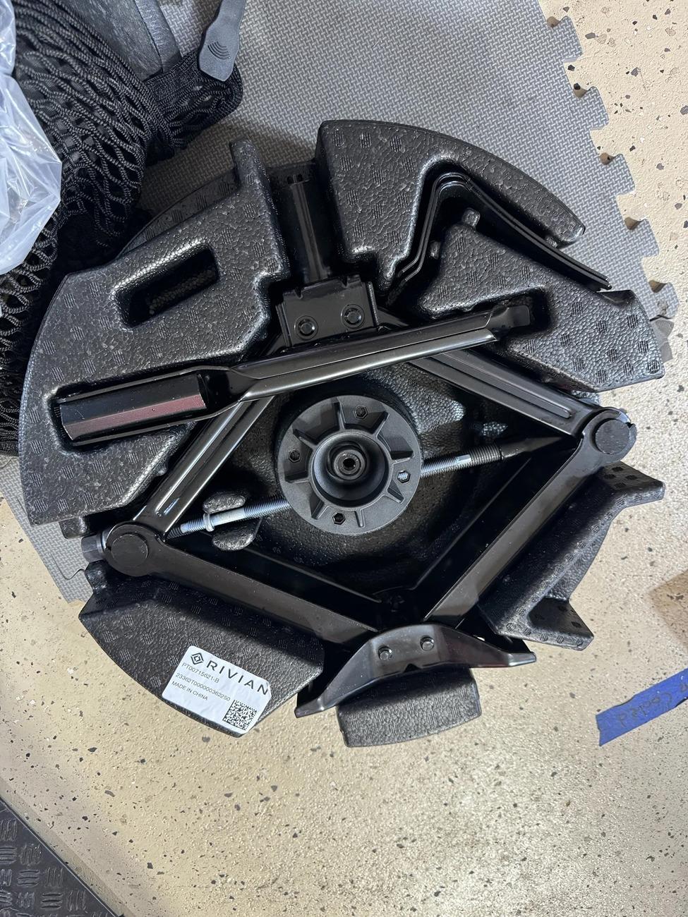 Rivian R1T R1S Gen1 v1 Spare Tire Kit - Doesn’t Inspire Confidence IMG_4890 copy