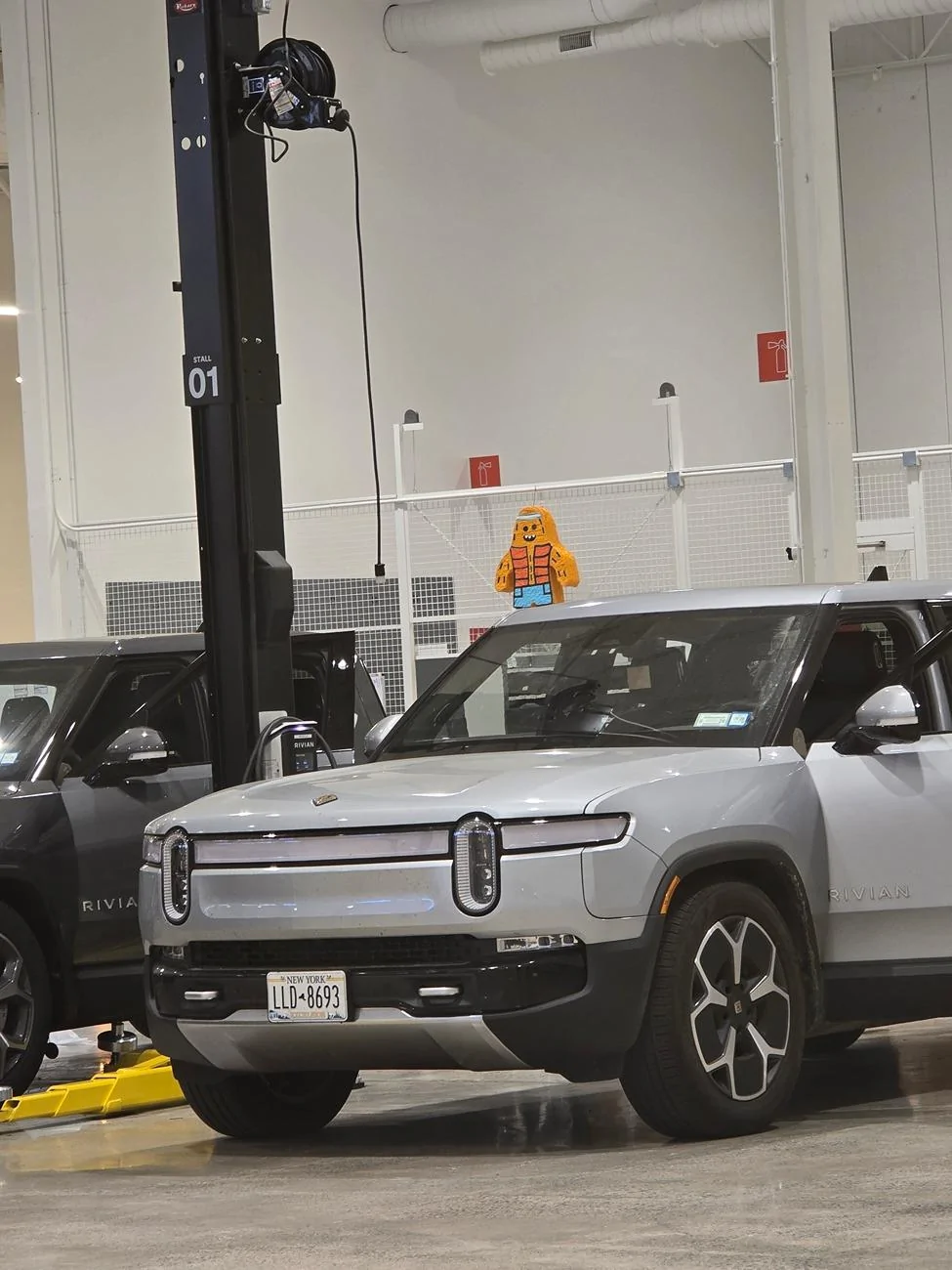 Rivian R1T R1S Gary Piñata? 1000056801