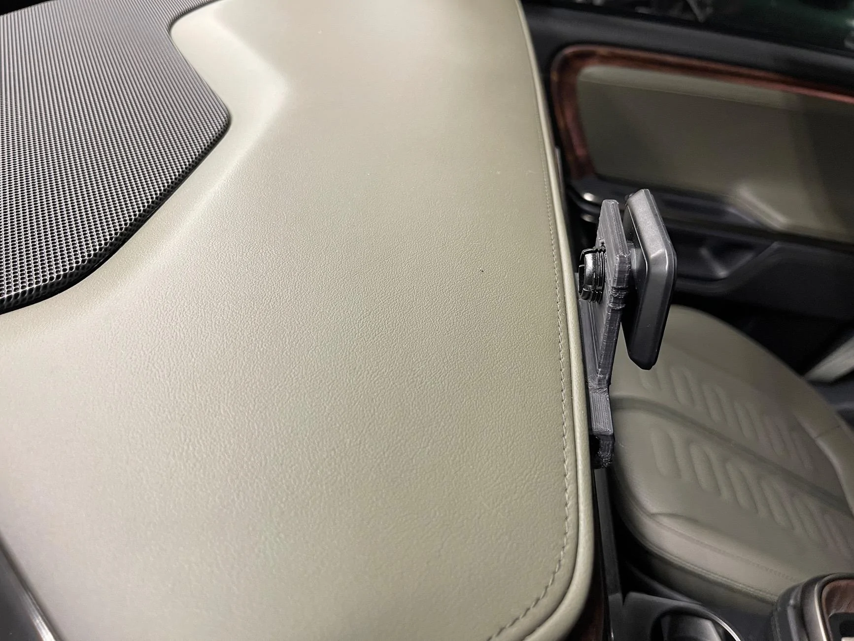 Rivian R1T R1S New device providing Carplay for Teslas - Teslogic Screenmate IMG_2661