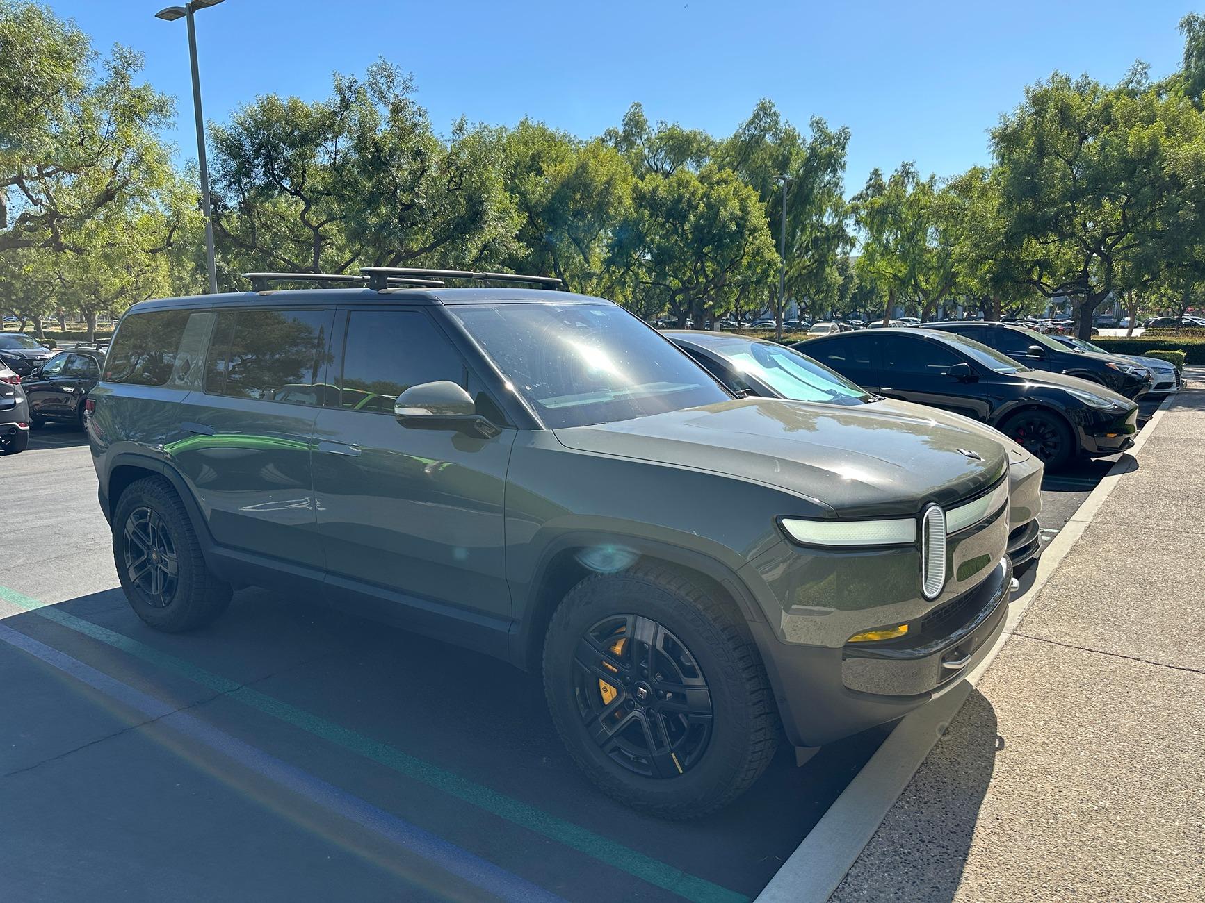 Rivian R1T R1S Dark Crossbars installed on R1S - Photos IMG_7389.JPG