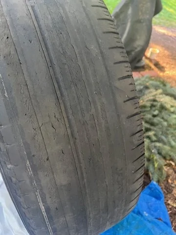 Rivian R1T R1S FS - Four 21" Road Wheel and Tire Set Tire2
