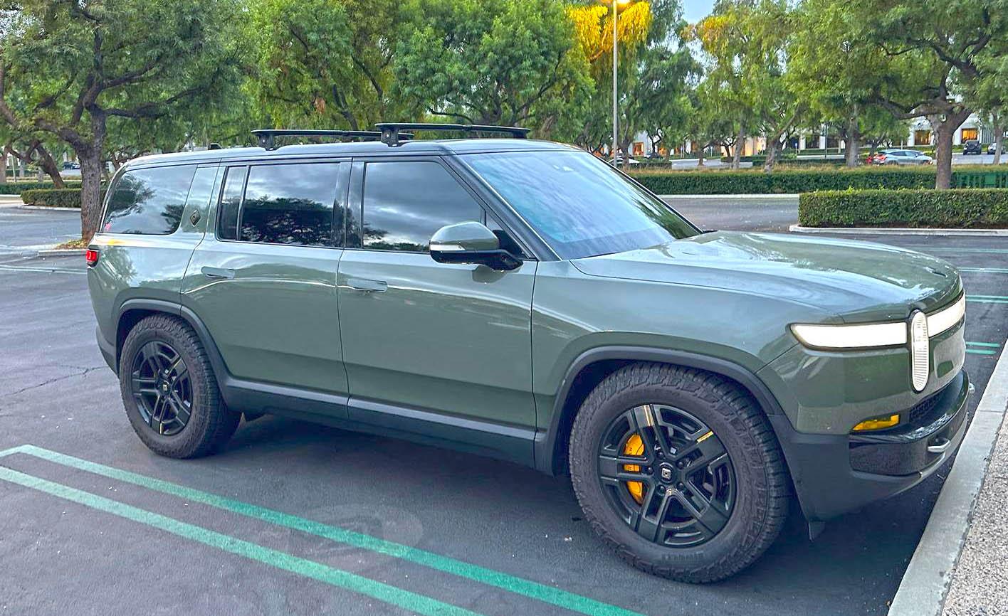 Rivian R1T R1S Dark Crossbars installed on R1S - Photos dark cross bars rivian installed 7.JPG