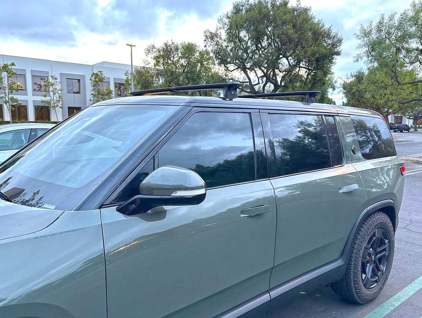 Rivian R1T R1S Dark Crossbars installed on R1S - Photos dark cross bars rivian installed 4.JPG