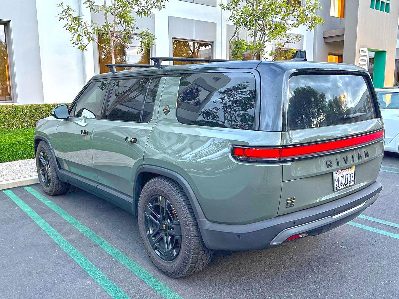 Rivian R1T R1S Dark Crossbars installed on R1S - Photos dark cross bars rivian installed 2.JPG