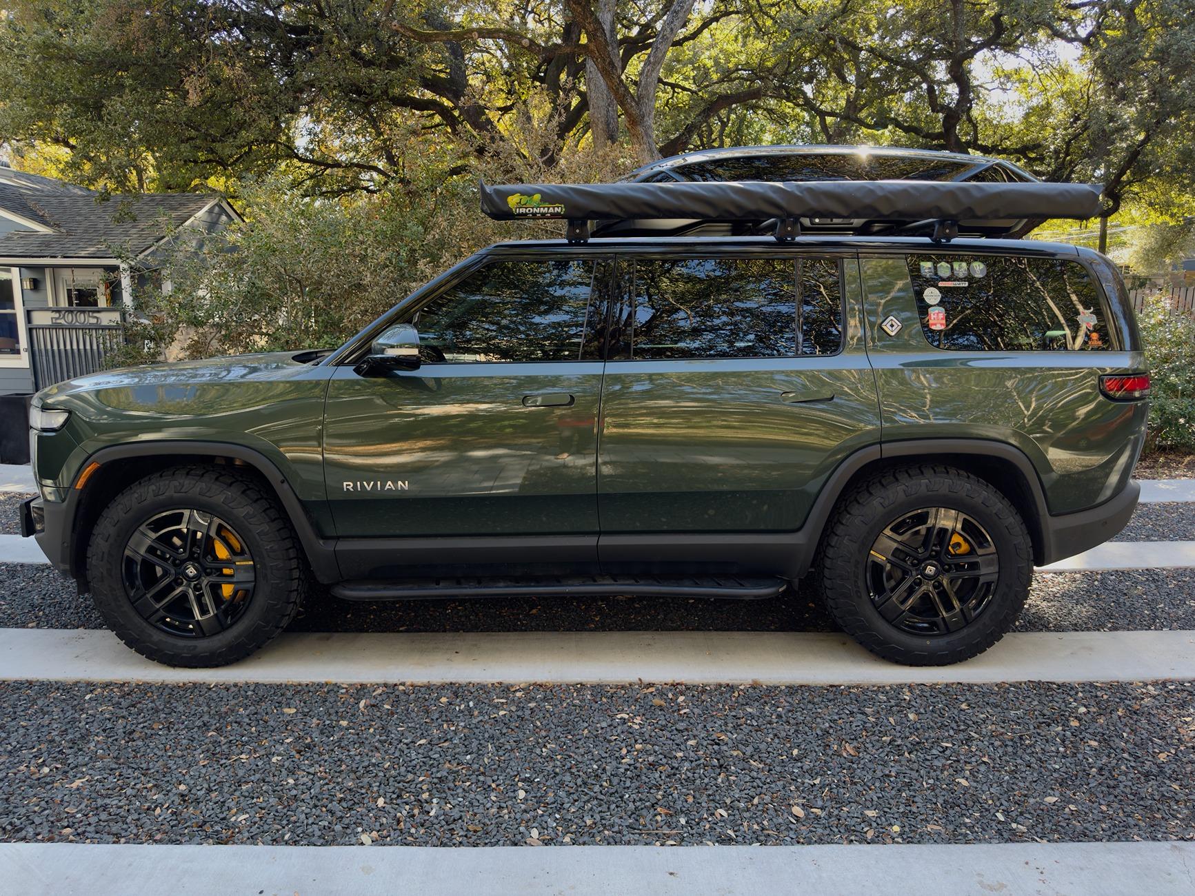 Rivian R1T R1S Thule Motion 3 Roof Box XXL on R1S - More space, fits well, runs quiet IMG_3839