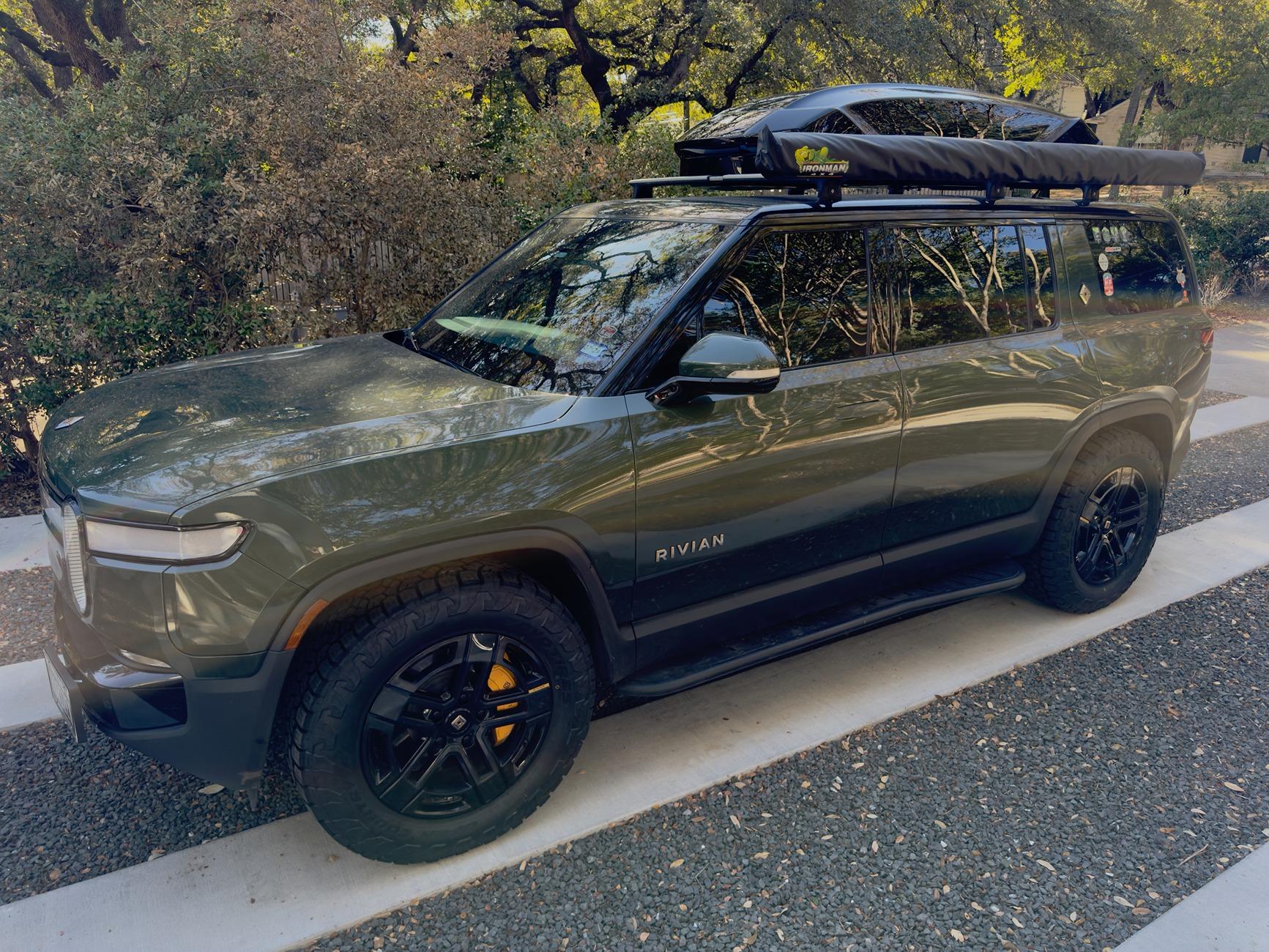 Rivian R1T R1S Thule Motion 3 Roof Box XXL on R1S - More space, fits well, runs quiet IMG_3838